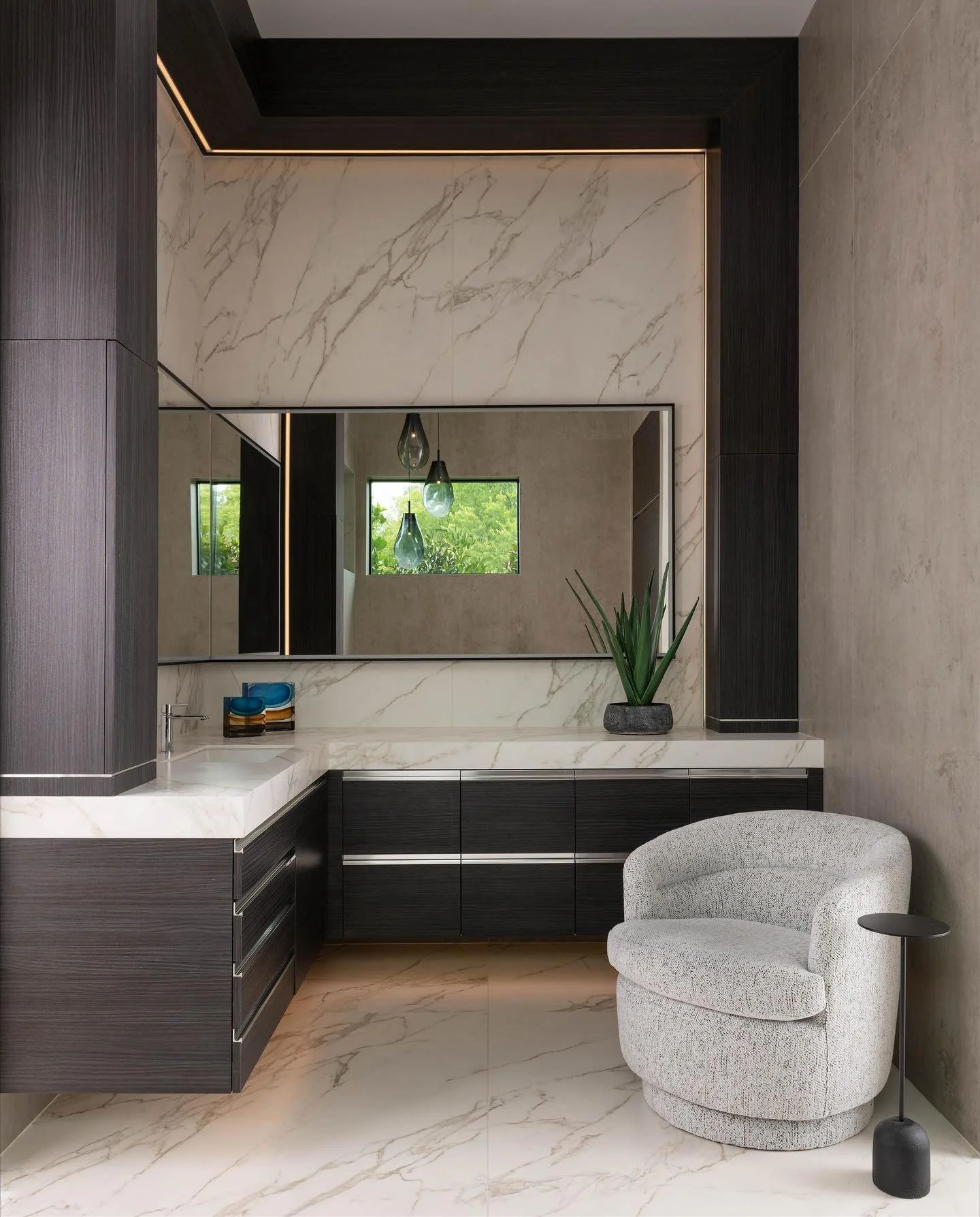 A quiet luxury. 💡
&hellip;
📸: @piassickphoto
.
.
.
#dallasdesigngroup #ddg #dallasinteriordesign #interiordesign #luxuryinteriors #bathroomdesign #custombathroom #bathroomdetails #vanitydesign #customvanity #vanitydetails
