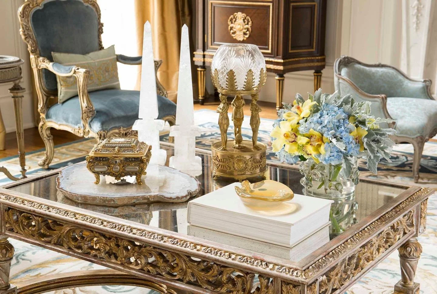 The elegance 🙌❄️
&hellip;
📸: @piassickphoto
.
.
.
#dallasdesigngroup #ddg #dallasinteriordesign #interiordesign #luxuryinteriors #luxurylivingroom #luxurydetails #luxurystyling #livingroomdecor