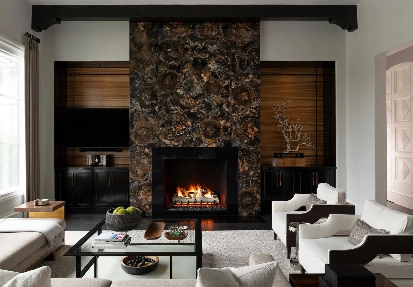Warmth in every detail. 🔥
&hellip;
📸: @piassickphoto
.
.
#dallasdesigngroup #ddg #dallasinteriordesign #interiordesign #luxuryinteriors #livingroomdesign #livingroomdetails #luxurylivingroom #fireplacedesign #customfireplace