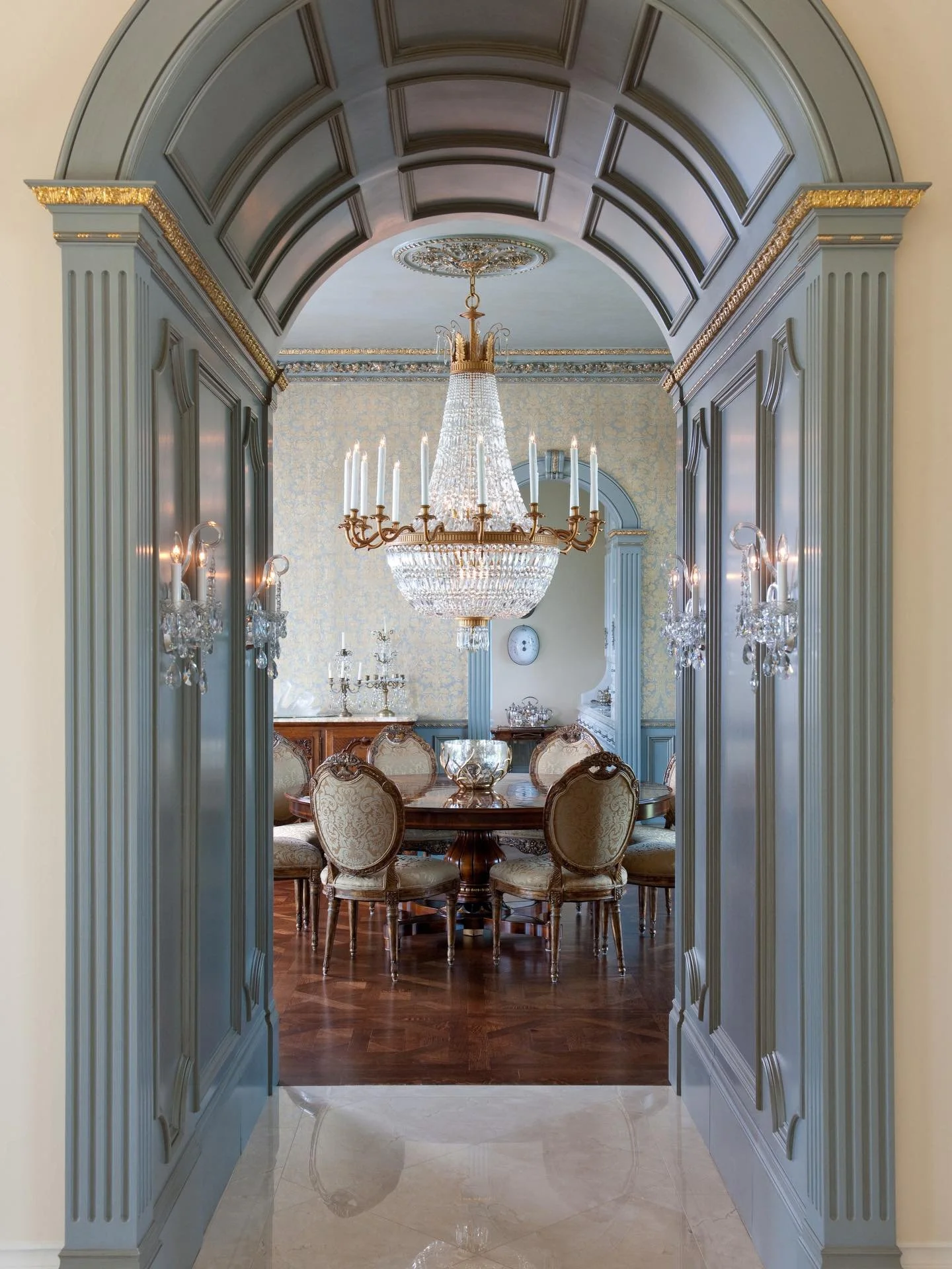 Every detail is designed to be a masterpiece. ✨
&hellip;
📸: @piassickphoto
.
.
.
#dallasdesigngroup #ddg #dallasinteriordesign #interiordesign #luxuryinteriors #diningroomdecor #diningroomdetails #customdiningroom #interiorarchitecture