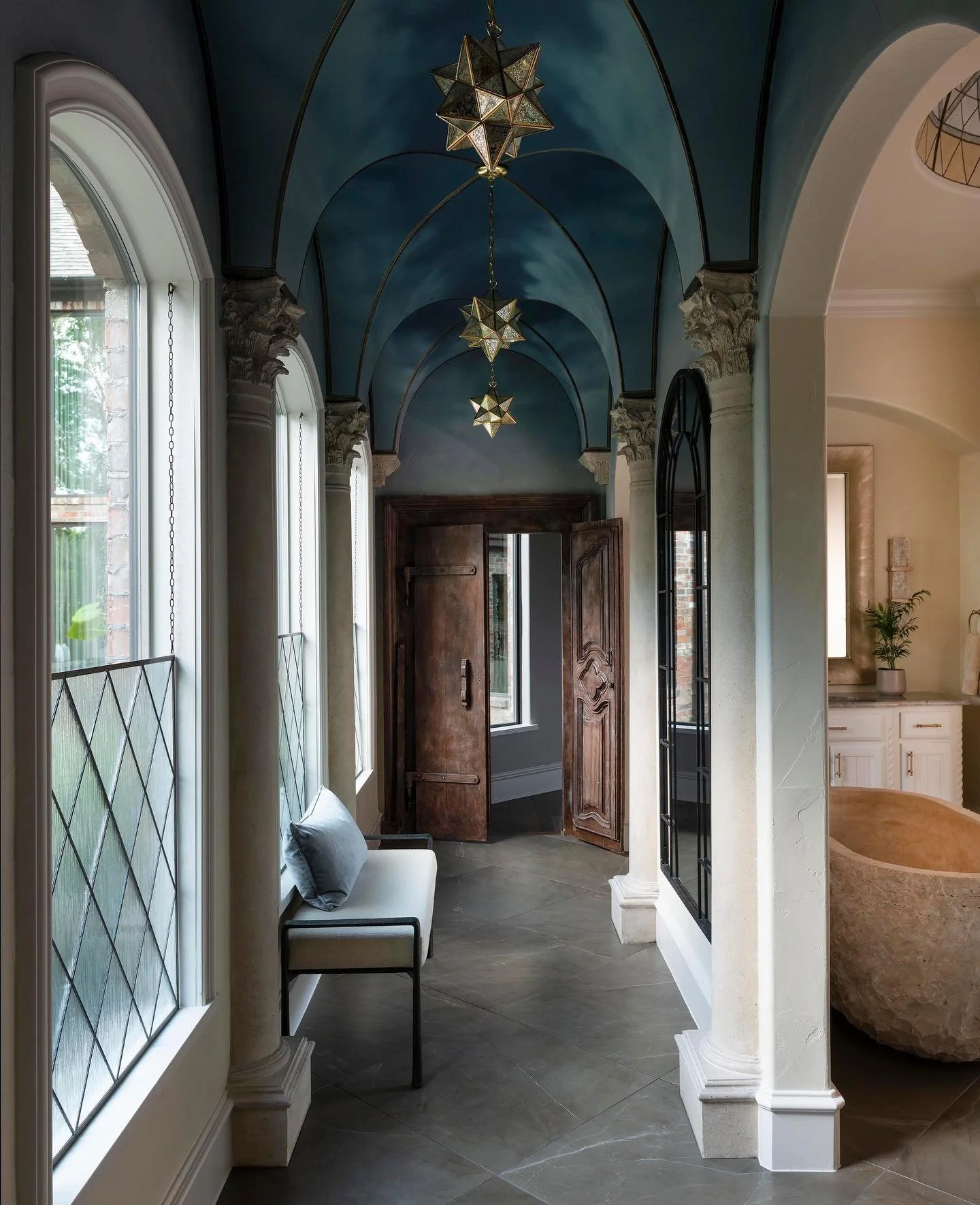 This new year awaits. The doors are open to step into a new chapter of endless possibilities. 🗝️
&hellip;
📸: @piassickphoto
.
.
.
#dallasdesigngroup #ddg #dallasinteriordesign #interiordesign #luxuryinteriors #hallwaydesign #interiorarchitecture #h