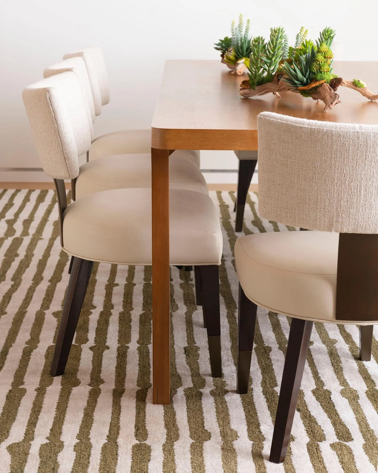 Clean design balanced with a playful pattern. 🌿
&hellip;
📸: @piassickphoto
.
.
.
#dallasdesigngroup #ddg #dallasinteriordesign #interiordesign #luxuryinteriors #diningroomdecor #diningroomdetails #customdiningroom