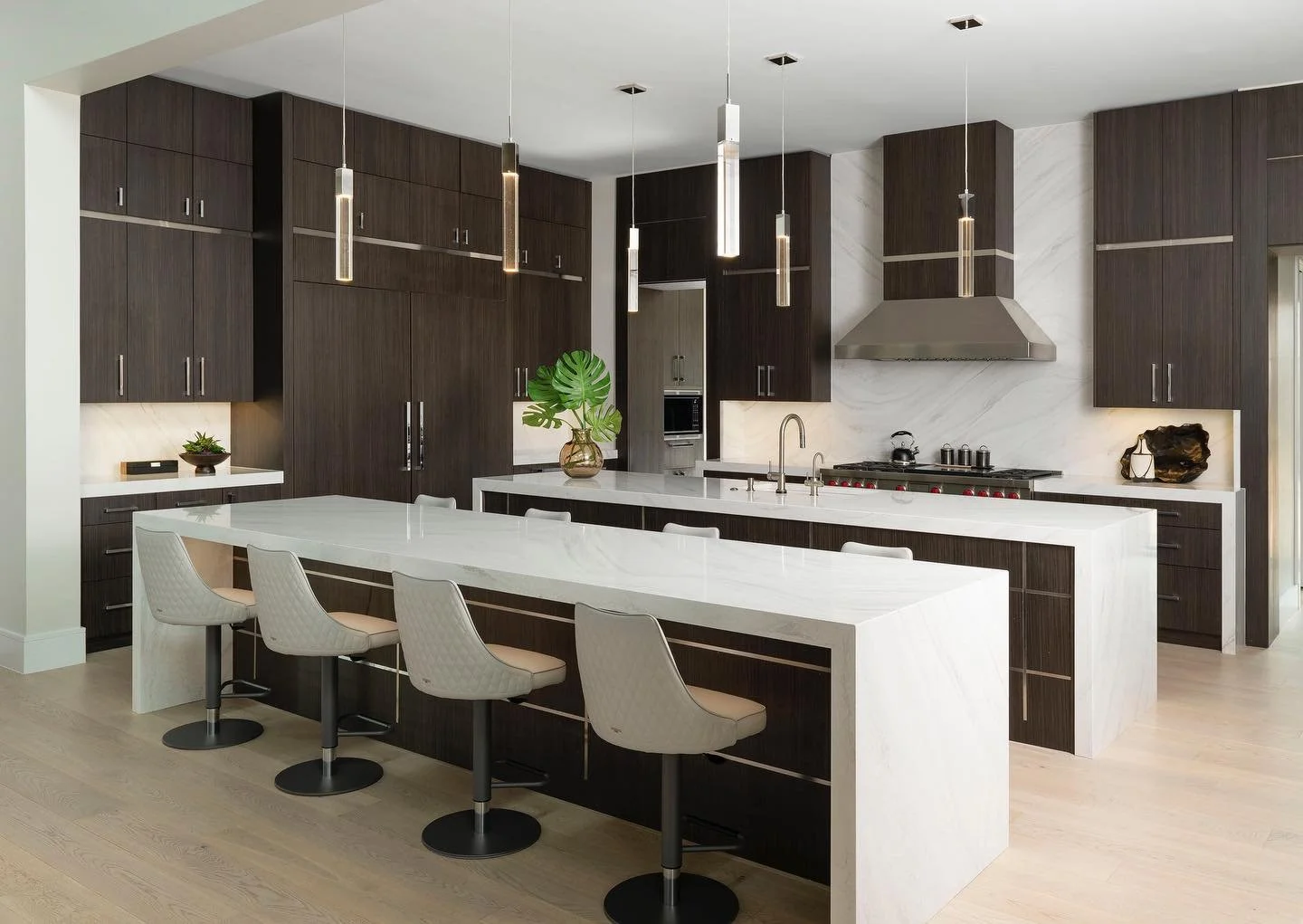 Culinary artistry 🧑&zwj;🍳
&hellip;
📸: @piassickphoto
.
.
.
#dallasdesigngroup #ddg #dallasinteriordesign #interiordesign #luxuryinteriors