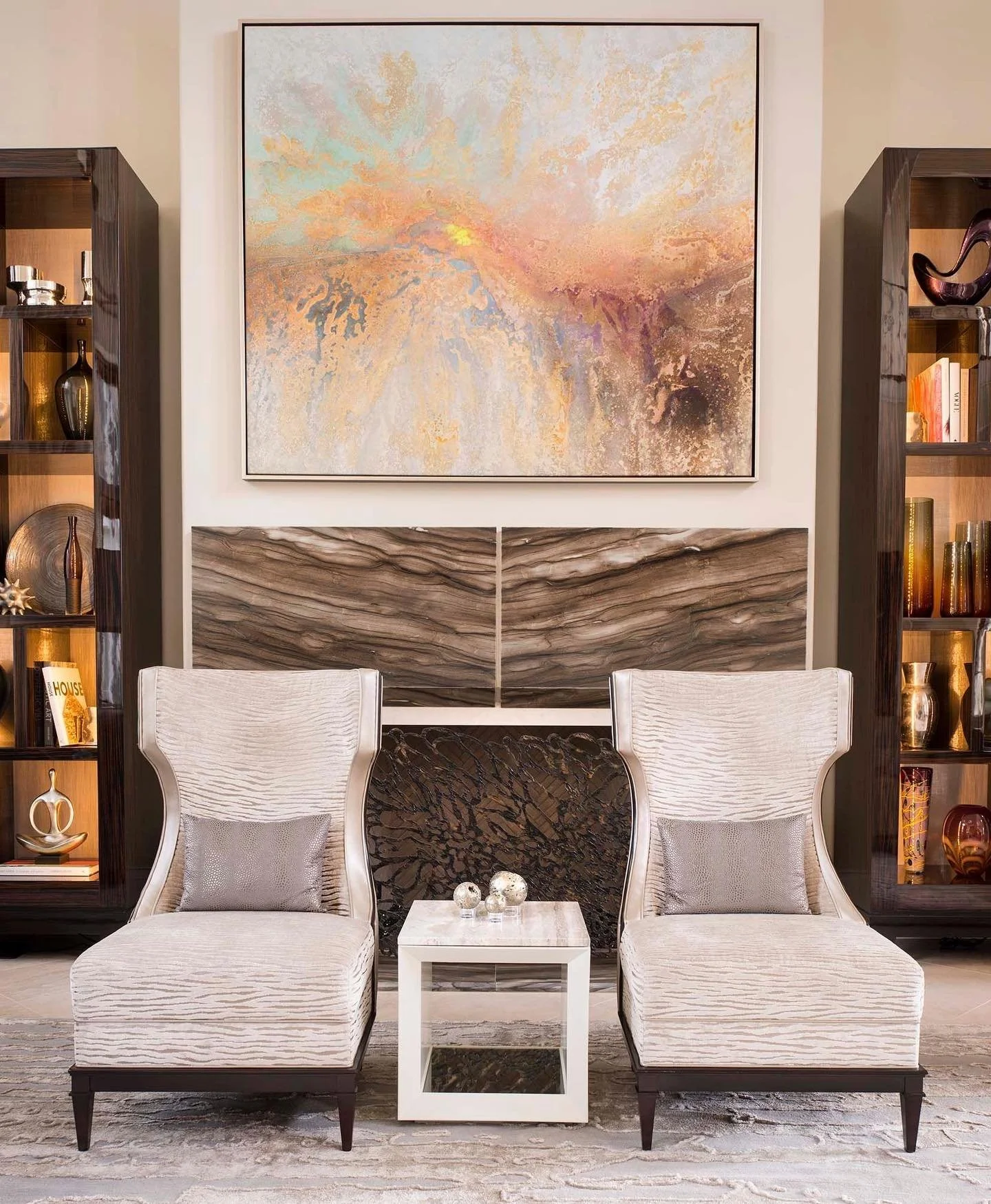 Sophistication comes in pairs. 🙌🏼
&hellip;
📸: @piassickphoto
.
.
.
#dallasdesigngroup #ddg #dallasinteriordesign #interiordesign #luxuryinteriors