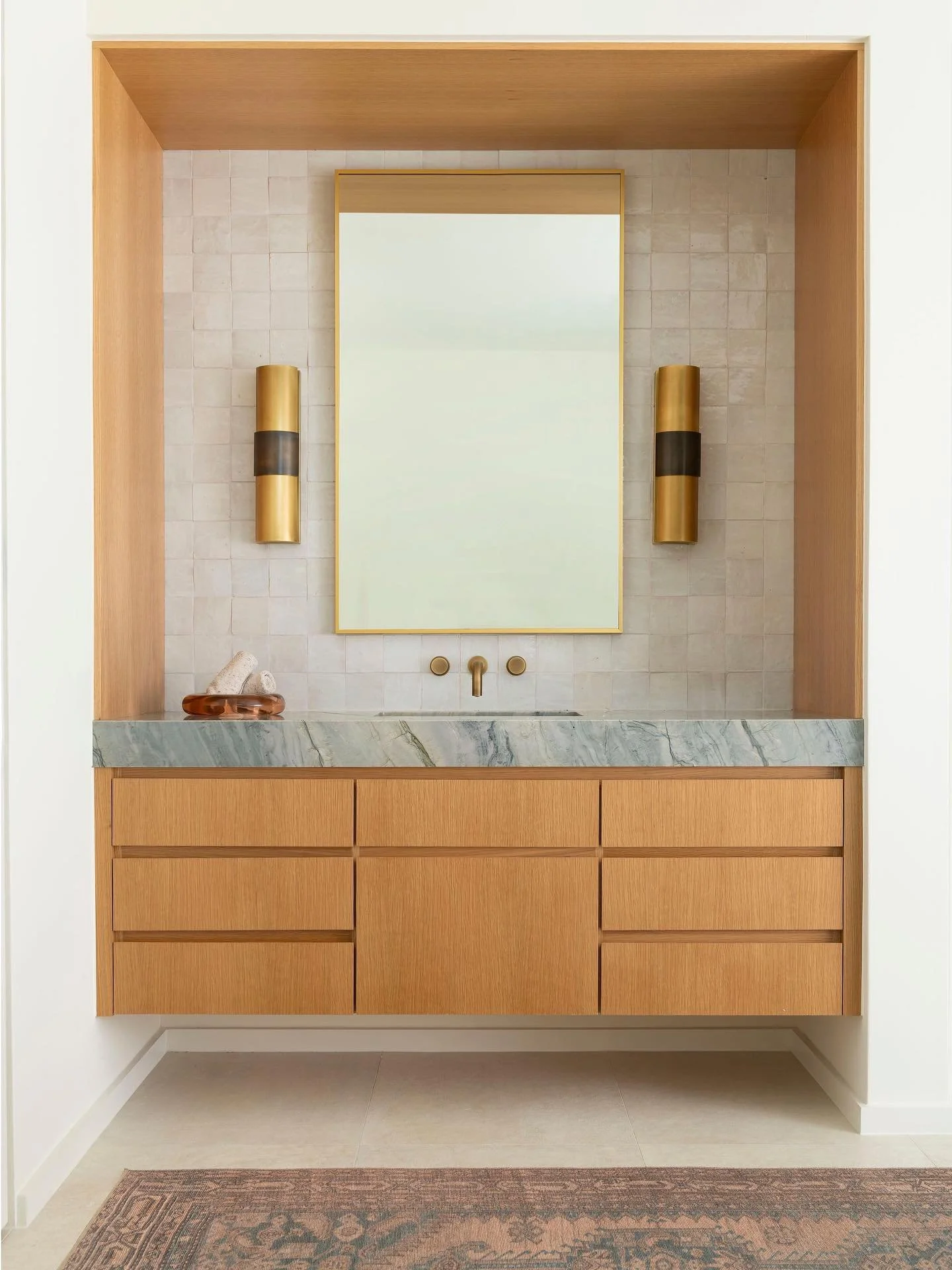 A masterclass in minimalism✨
&hellip;
📸: @piassickphoto
.
.
.
#dallasdesigngroup #dallasinteriordesign #interiordesign #luxuryinteriors #luxurydesign