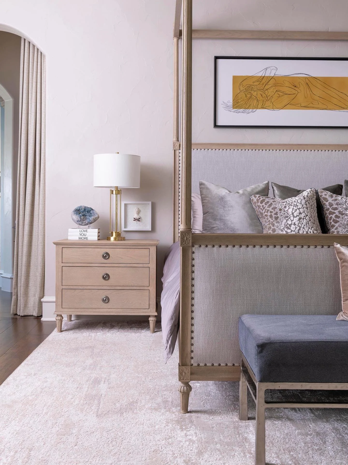 Soft hues and stately silhouettes. ☁️
&hellip;
📸: @piassickphoto
.
.
.
#dallasdesigngroup #ddg #dallasinteriordesign #interiordesign #luxuryinteriors