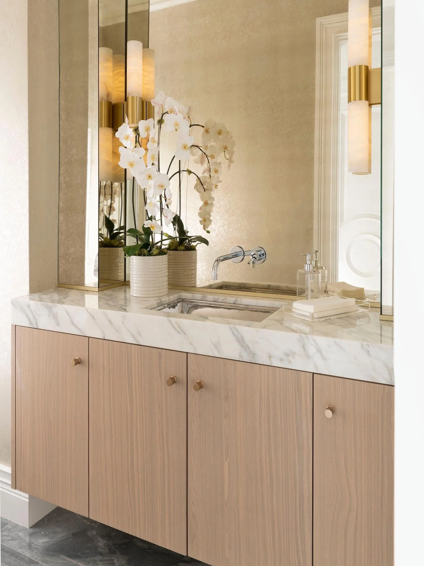 A soft luminescence. 🫧
&hellip;
📸: @piassickphoto
.
.
.
#dallasdesigngroup #ddg #dallasinteriordesign #interiordesign #luxuryinteriors