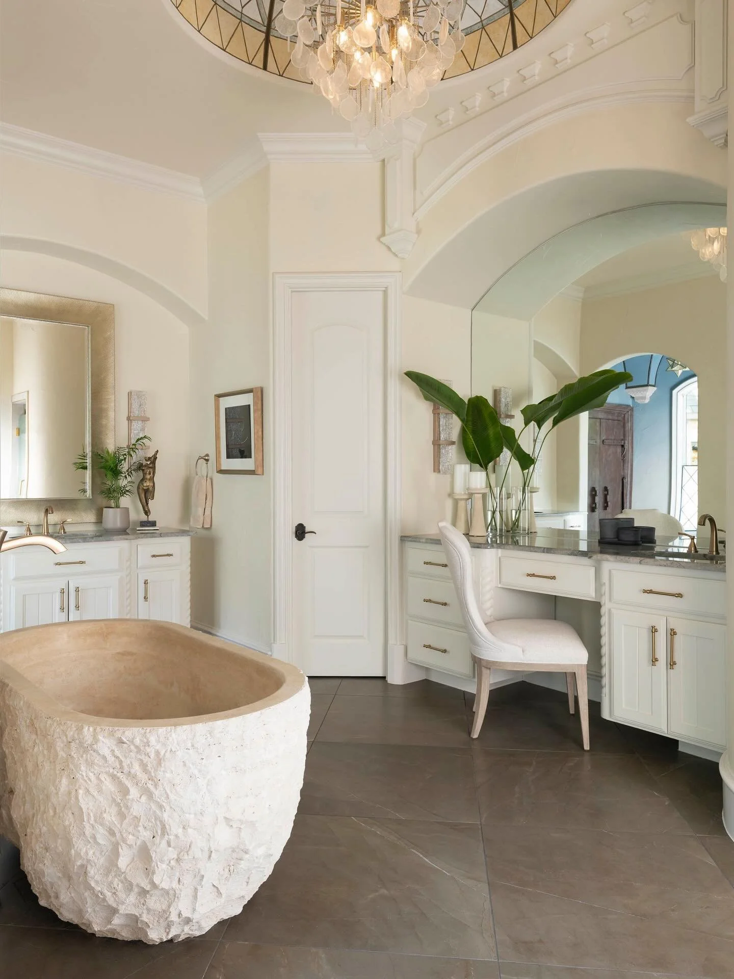 A sanctuary of architectural grace. 🏛️
&hellip;
📸: @piassickphoto 
.
.
.
#dallasdesigngroup #ddg #dallasinteriordesign #interiordesign #luxuryinteriors