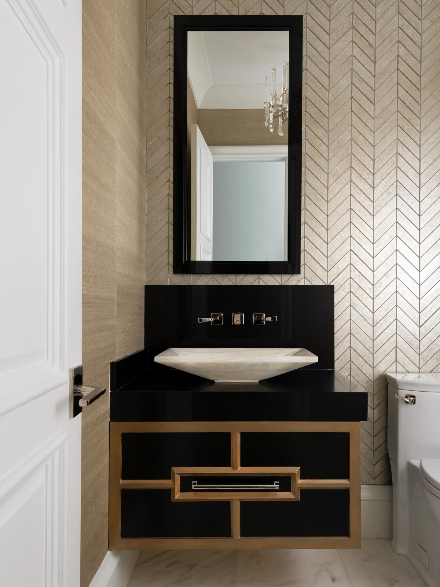 Geometric precision. 🖤
&hellip;
📸: @piassickphoto 
.
.
.
#dallasdesigngroup #ddg #dallasinteriordesign #interiordesign #luxuryinteriors