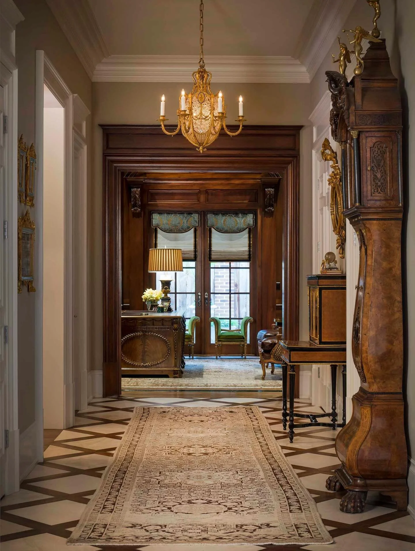 A class that draws you in. ✨
&hellip;
📸: @piassickphoto 
.
.
.
#dallasdesigngroup #ddg #dallasinteriordesign #luxuryinteriors #traditionalhallway