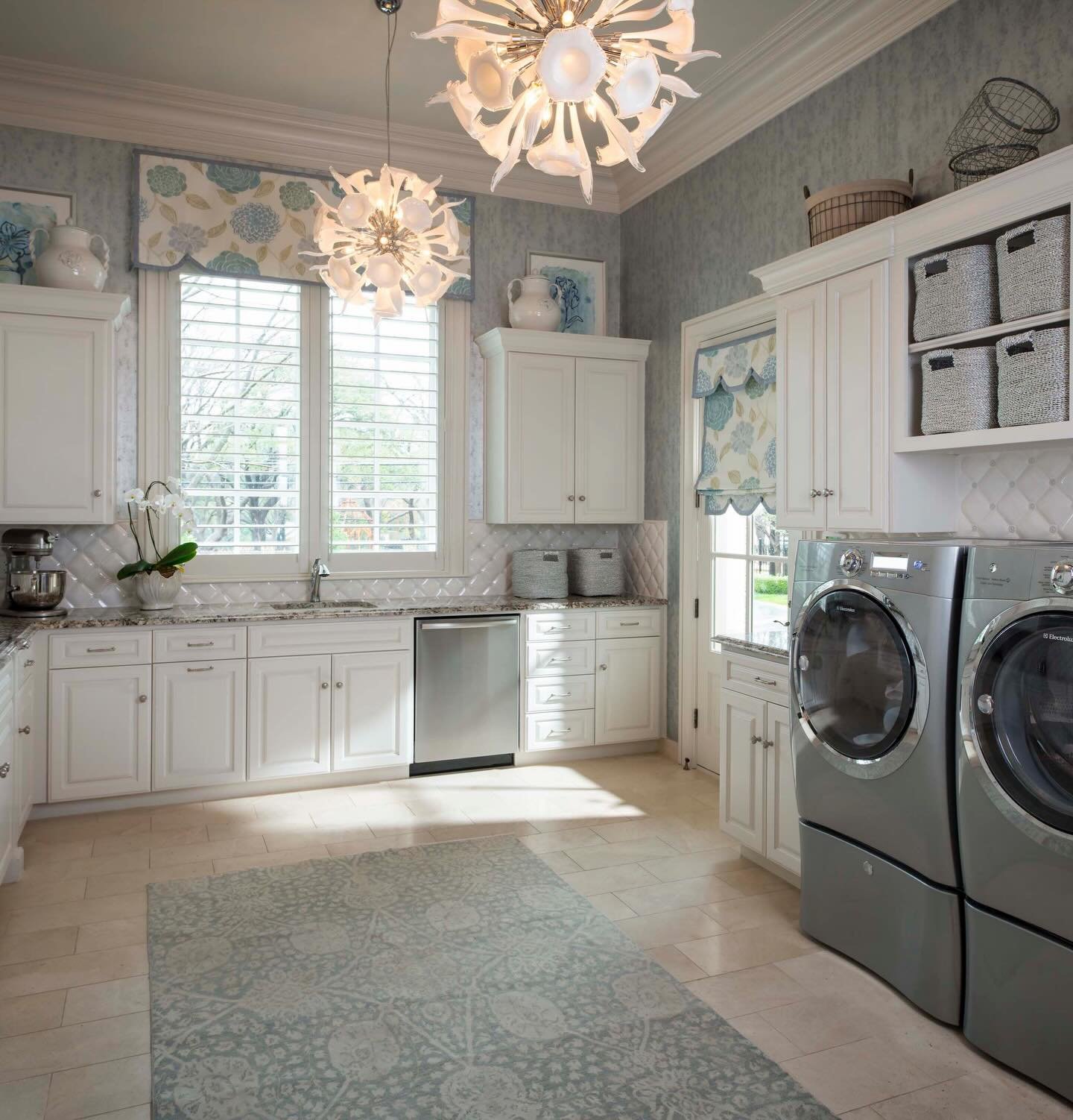 Laundry worth doing! 🤭
&hellip;
📸: @piassickphoto 
.
.
.
#dallasdesigngroup #ddg #dallasinteriordesign #luxuryinteriors #luxurylaundryroom