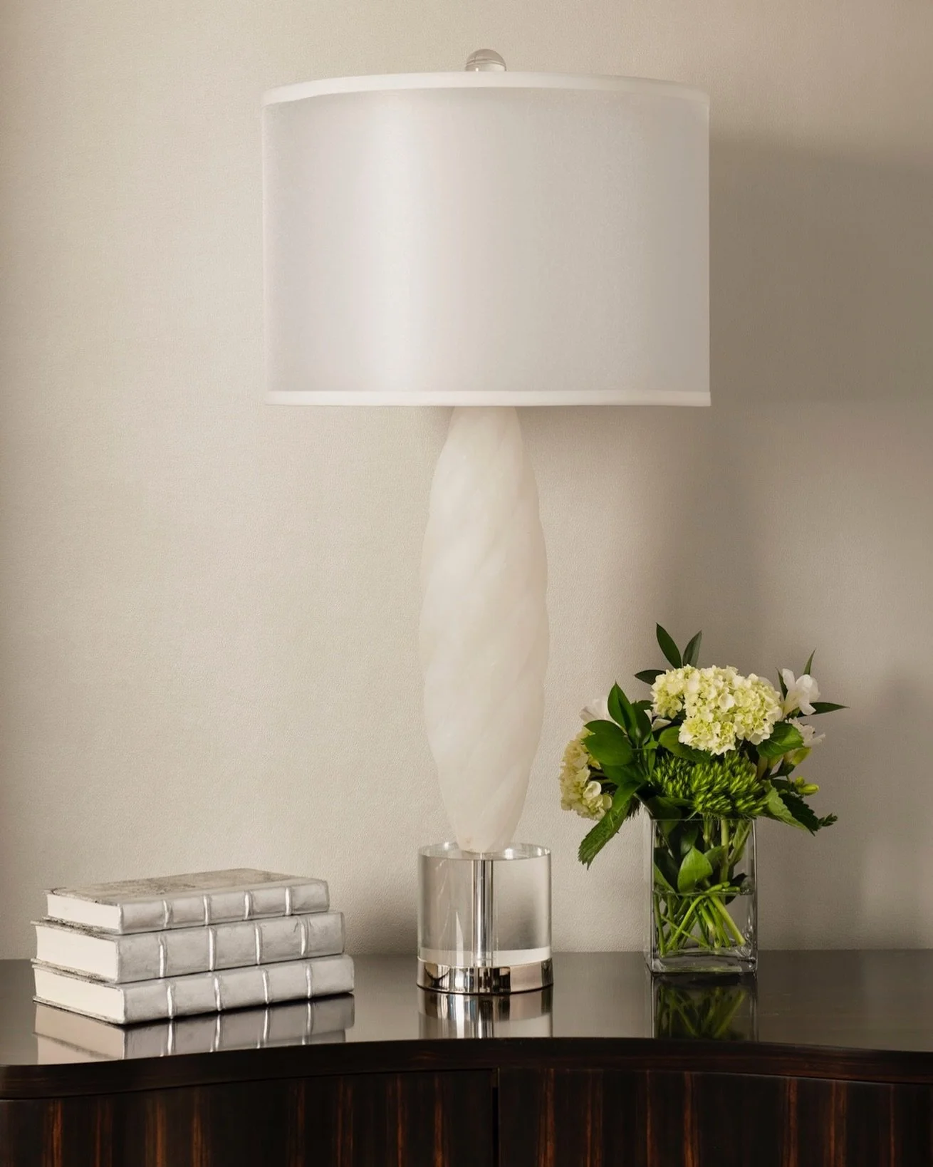 Effortless elegance. 
&hellip;
📸: @piassickphoto
.
.
.
#dallasdesigngroup #ddg #dallasinteriordesign #interiordesign #luxuryinteriors