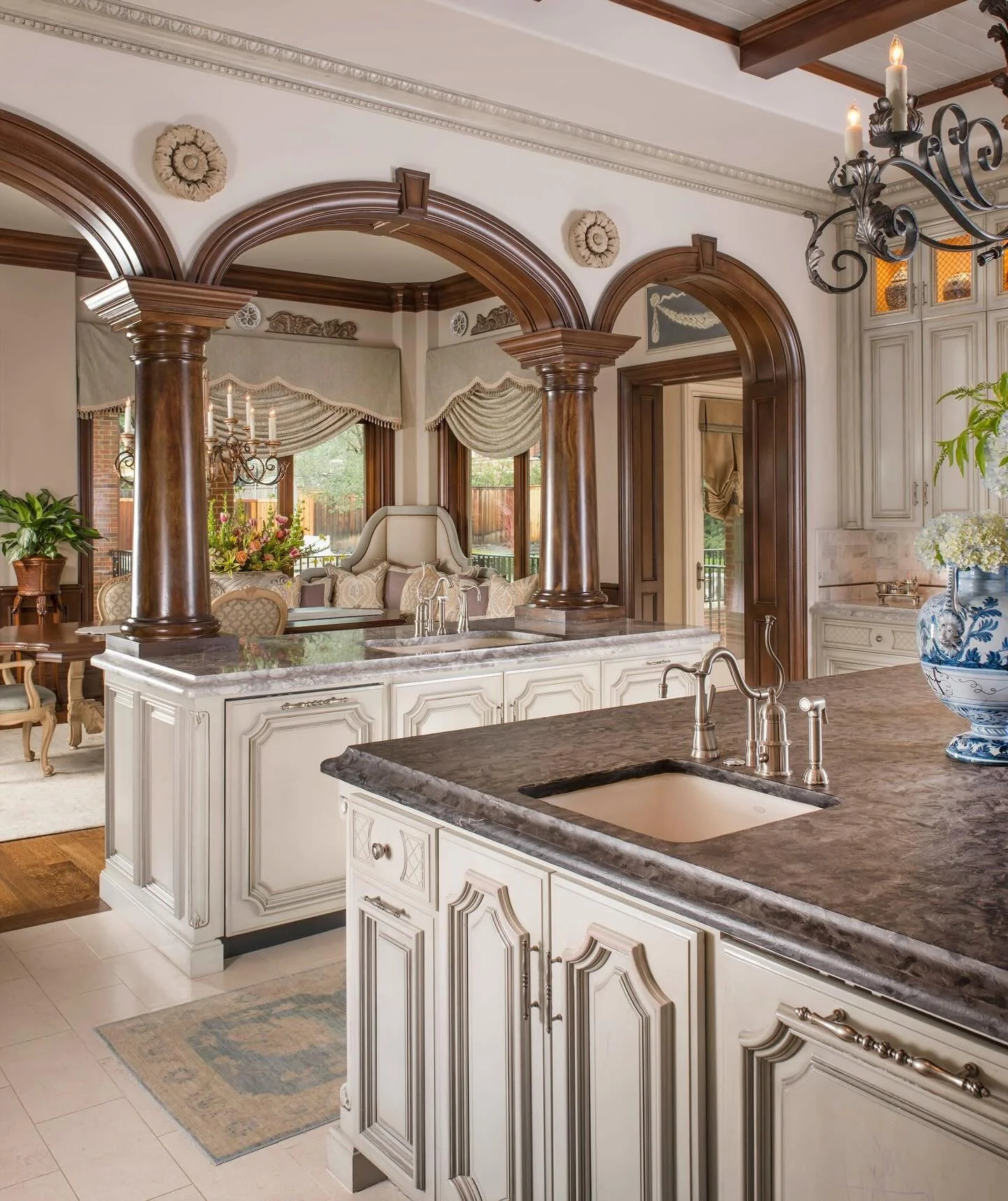 Framed with class. 🎻
&hellip;
📸: @piassickphoto 
.
.
.
#dallasdesigngroup #ddg #dallasinteriordesign #luxuryinteriors #luxurykitchen