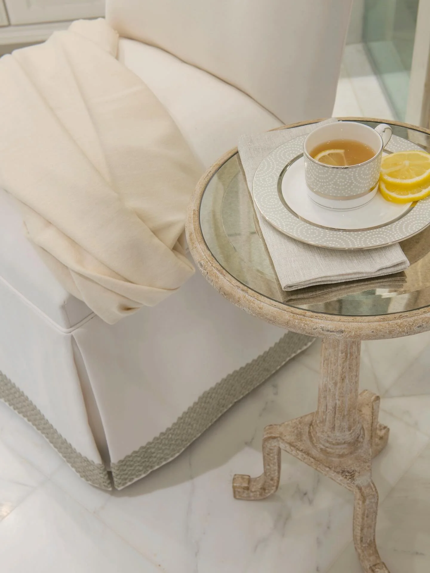 Soft surroundings for slower mornings. 
&hellip;
📸: @piassickphoto 
.
.
.
#dallasdesigngroup #ddg #dallasinteriordesign #interiordesign #luxuryinteriors