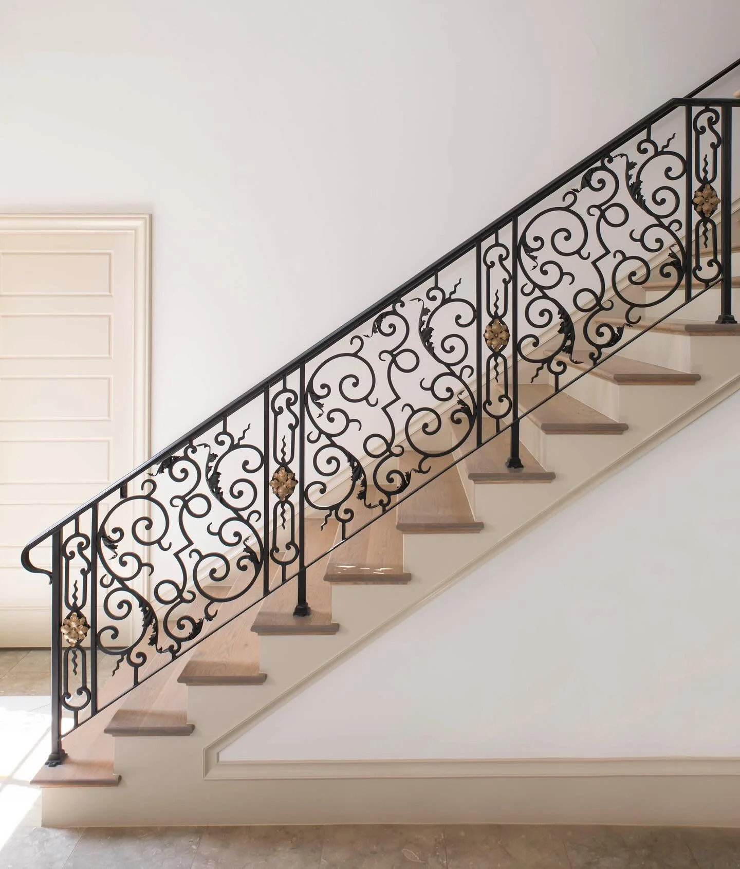 Letting the railing speak for itself! 
&hellip;
📸: @piassickphoto 
.
.
.
#dallasdesigngroup #ddg #dallasinteriordesign #interiordesign #luxuryinteriors