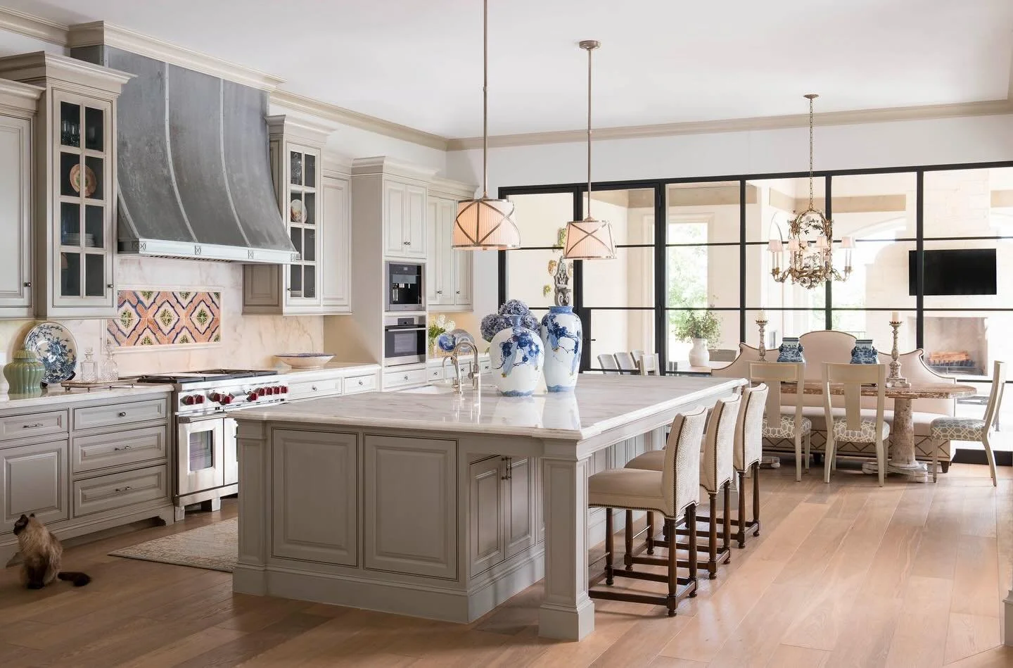 Collected but never overdone. 
&hellip;
📸: @piassickphoto 
.
.
.
#dallasdesigngroup #ddg #dallasinteriordesign #interiordesign #luxuryinteriors
