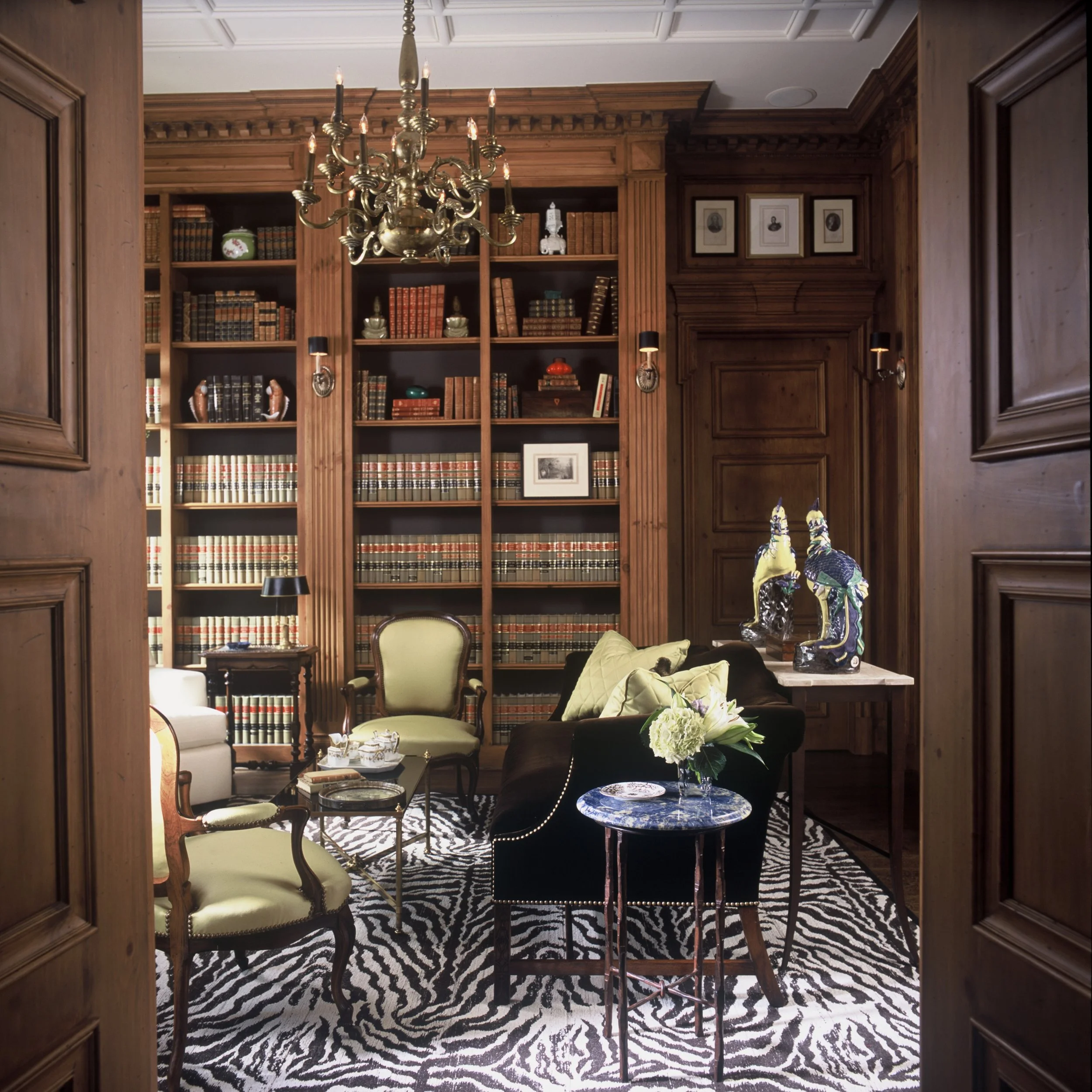Great architecture creates the bones; books feed the soul. 📚
&hellip;
📸: @piassickphoto 
.
.
.
#dallasdesigngroup #ddg #dallasinteriordesign #interiordesign #luxuryi̇nteriors