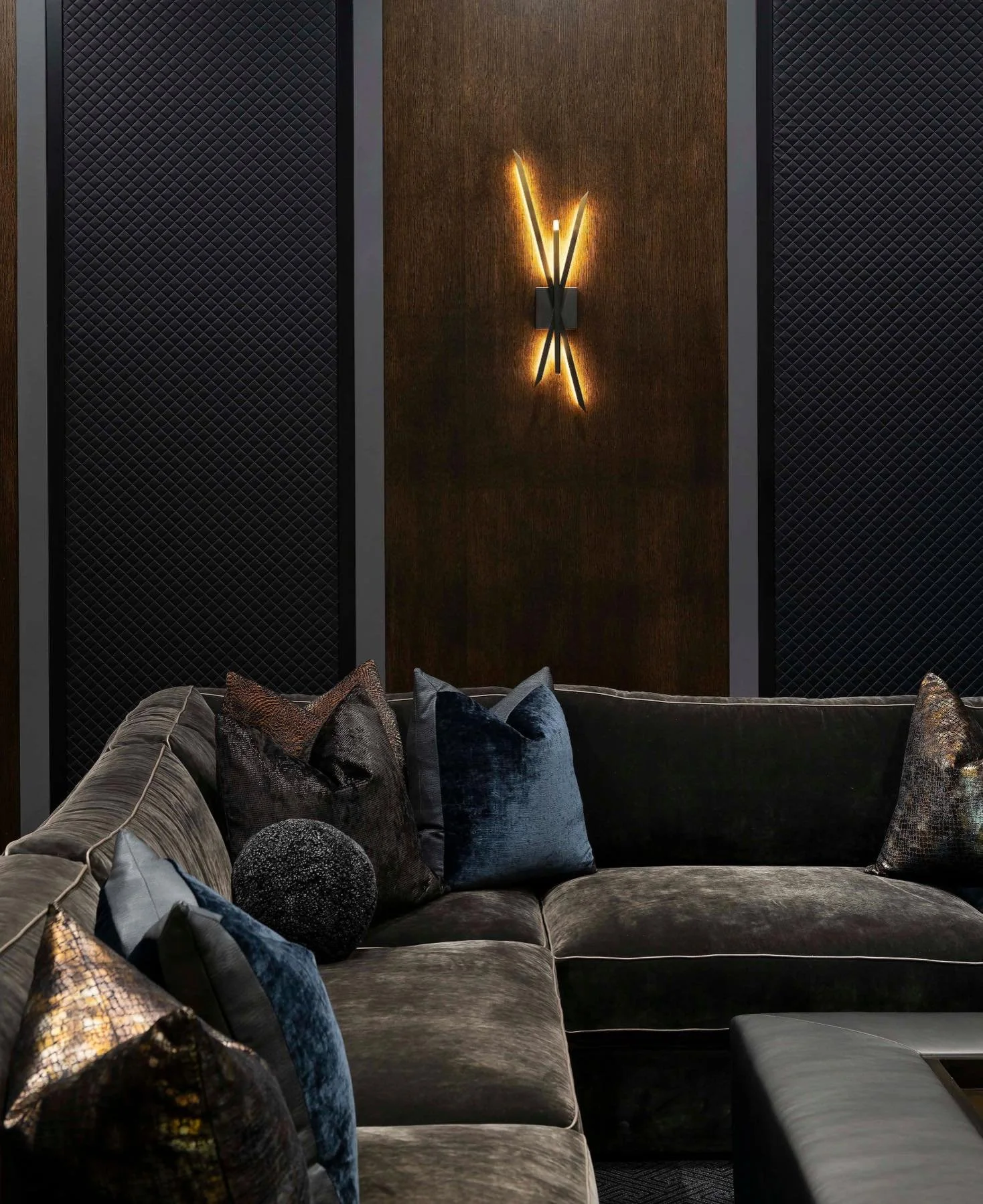 The ultimate evening lounge. 🌑
&hellip;
📸: @piassickphoto 
.
.
.
#dallasdesigngroup #ddg #dallasinteriordesign #luxuryinteriors #luxurydesign