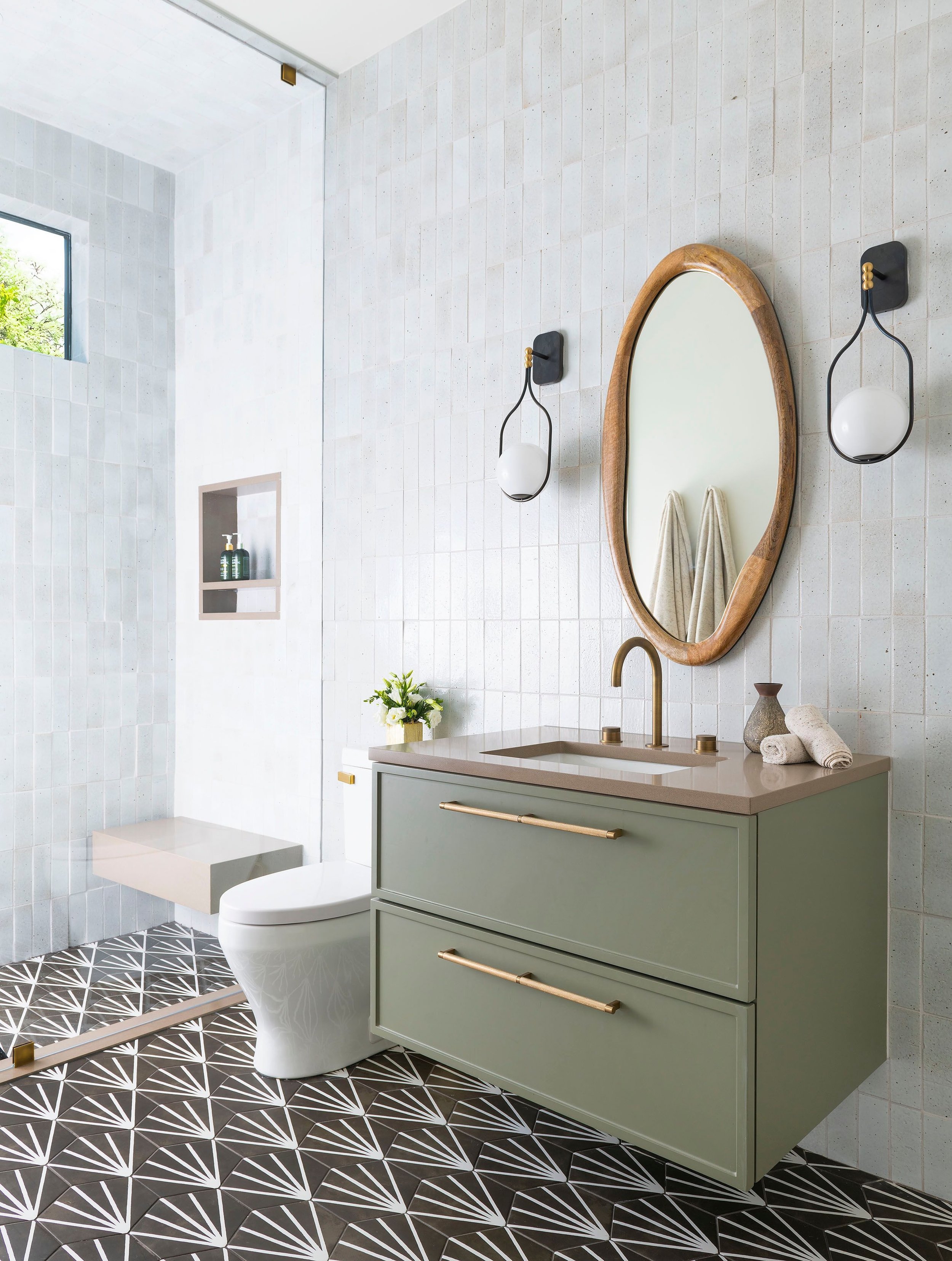 A little geometry, a little color, and a whole lot of personality make this pool bath come to life. 🌿
&hellip;
📸: @piassickphoto 
.
.
.
#dallasdesigngroup #ddg #dallasinteriordesign #luxuryinteriors #luxurydesign