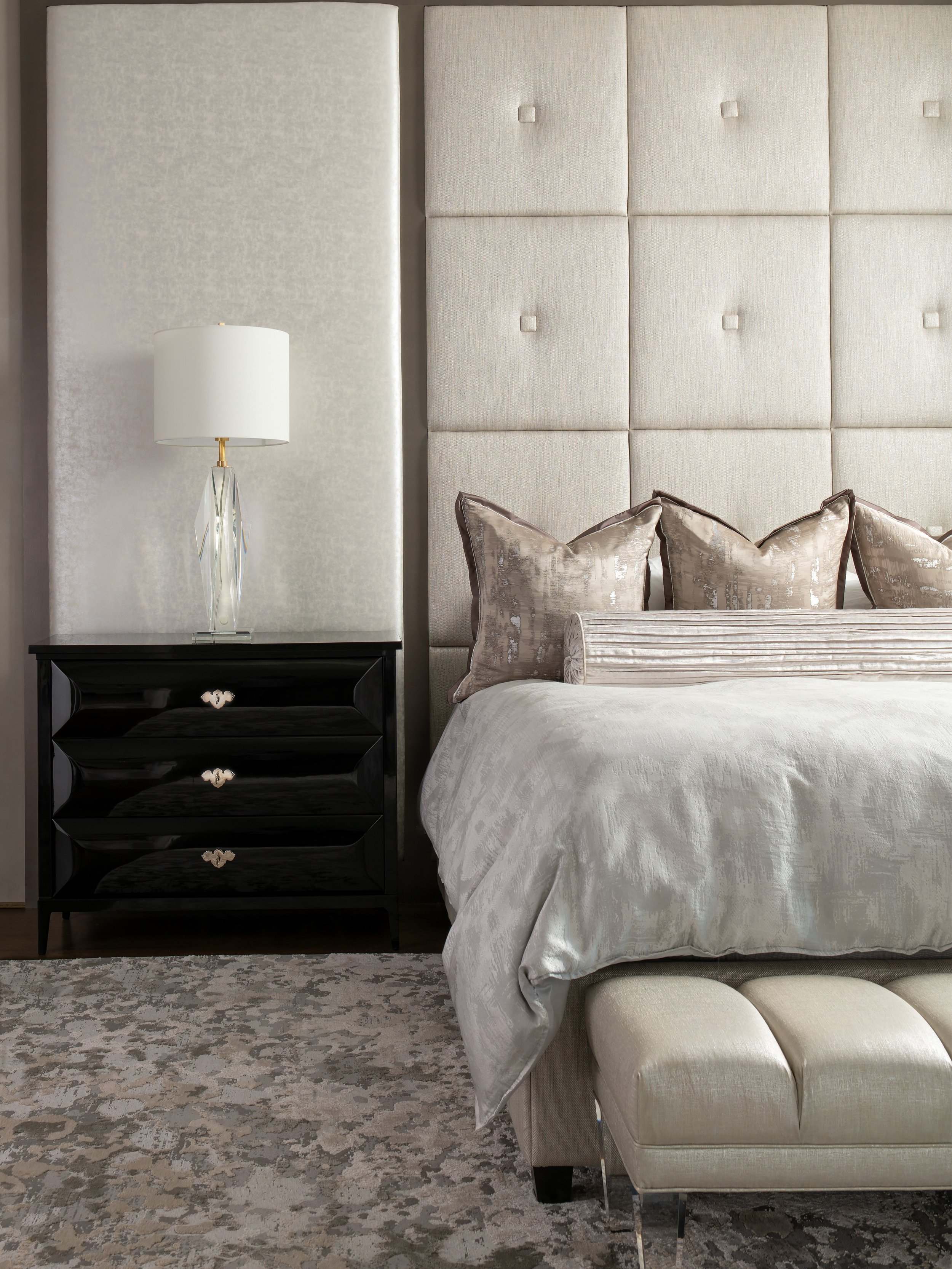 Tailored layers designed for quiet luxury. ☁️
&hellip;
📸: @piassickphoto 
.
.
.
#dallasdesigngroup #ddg #dallasinteriordesign #luxuryinteriors #luxurydesign