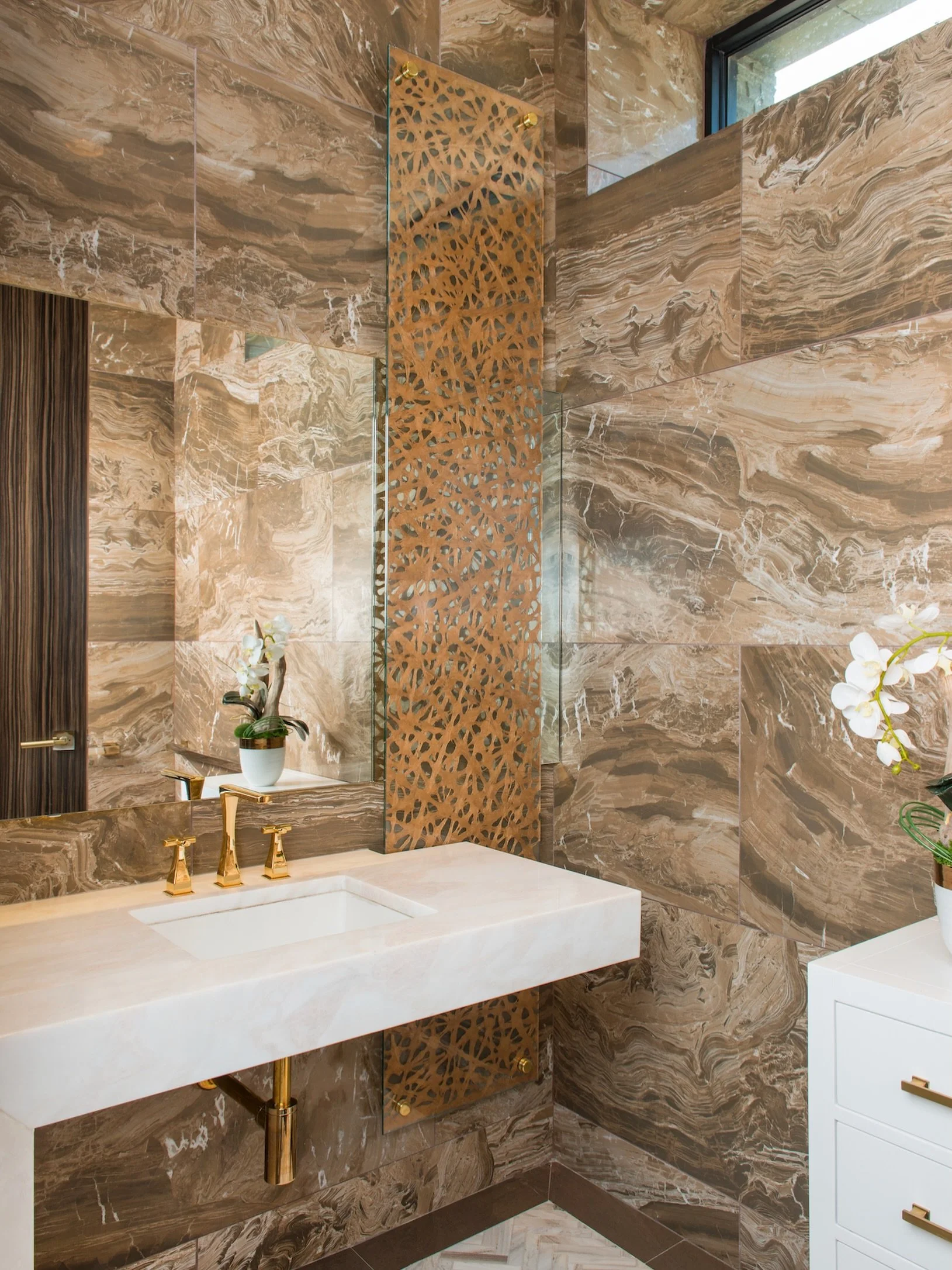 Defying expectations, this commercial powder room makes a statement. 🔶
Richly patterned porcelain gives the walls their dramatic character, while natural marble herringbone provides a quieter foundation underfoot. 
&hellip;
📸: @piassickphoto 
.
.
.