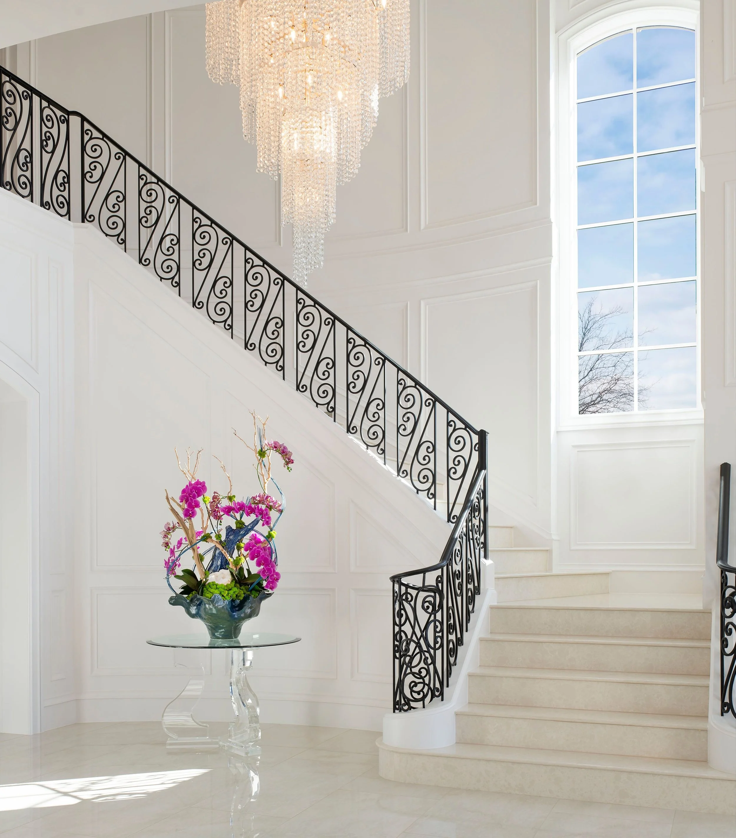 A striking first impression. ✨
&hellip;
📸: @piassickphoto 
Builder: @sharif_munir 
.
.
.
#dallasdesigngroup #ddg #dallasinteriordesign #luxurydesign #luxuryinteriors