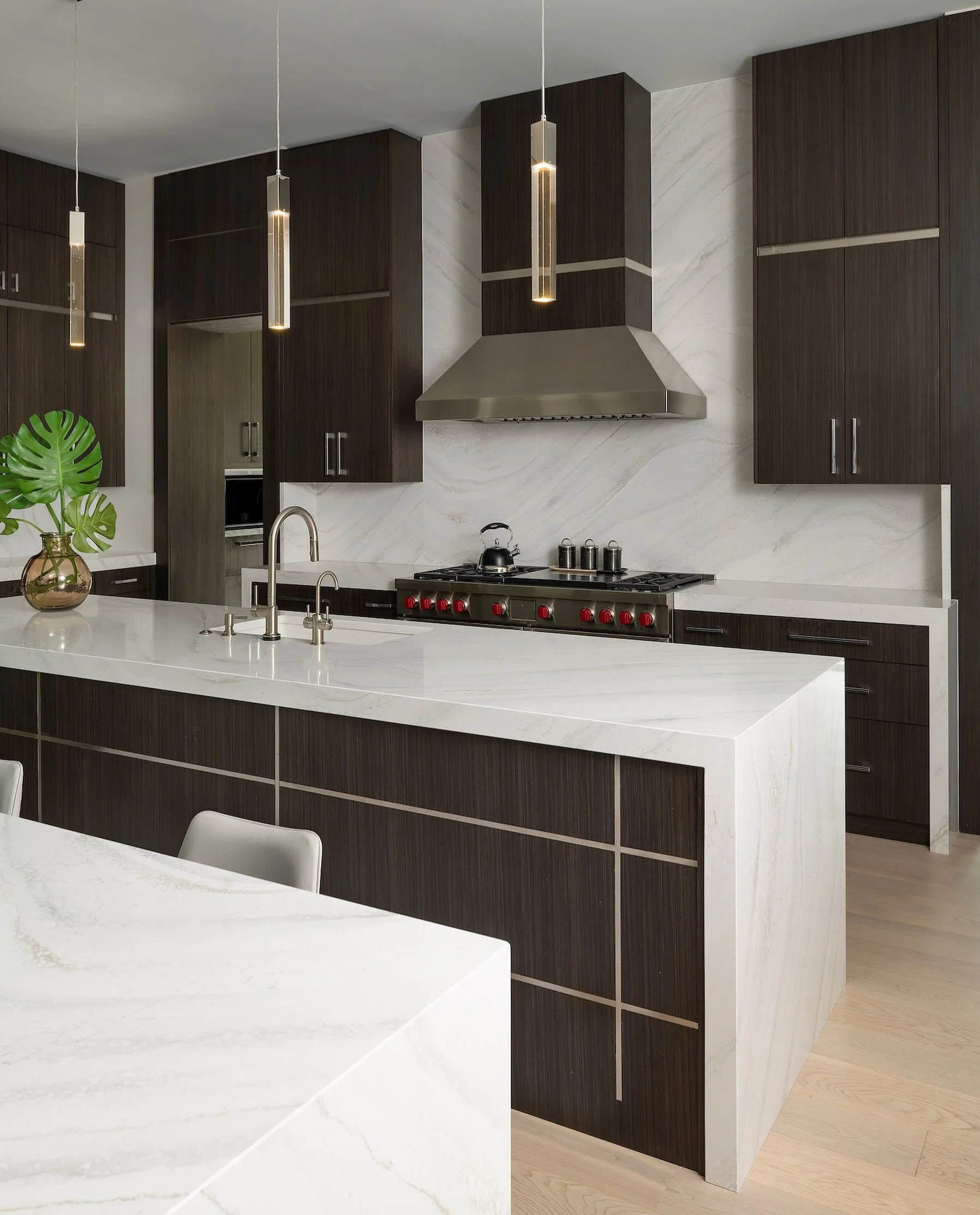 The 3 R&rsquo;s!!! Rich. Refined. Remarkably functional. ✅✅✅
Warm wood tones, sweeping stone surfaces, integrated appliances, and crisp metal reveals set the tone, while dual islands give working and gathering their own beautifully considered place. 