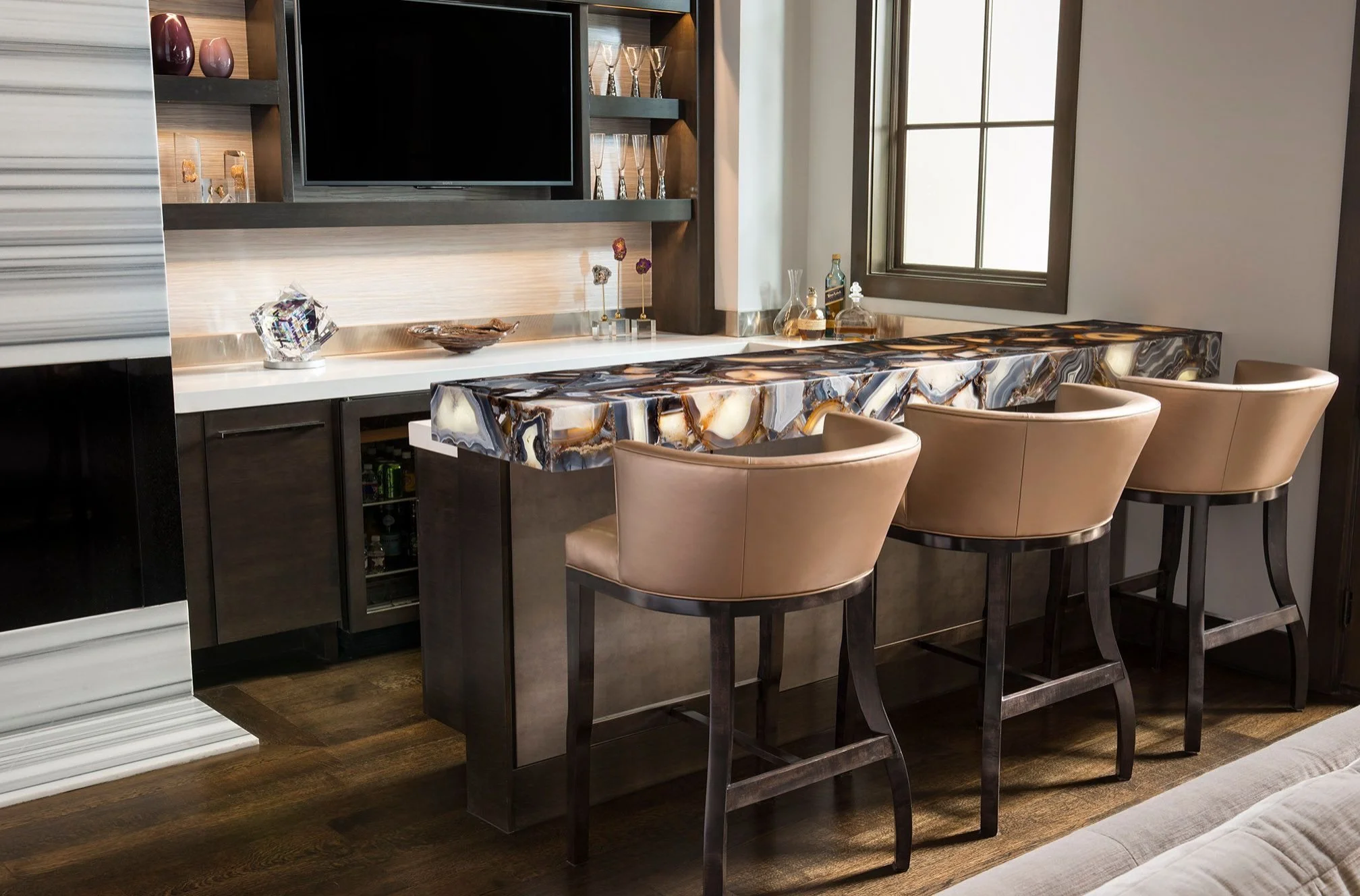 Designed for function. Composed for impact. ✨
The interplay of luminous onyx, rich finishes and sculptural seating creates a bar that is as purposeful as it is distinctive. 
&hellip;
📸: @piassickphoto 
.
.
.
#dallasdesigngroup #ddg #dallasinteriorde