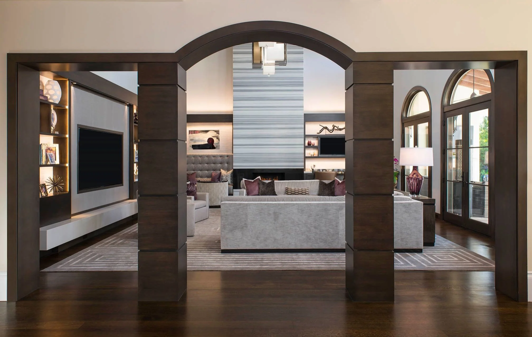 An entrance worthy of what lies beyond. Rich wood detailing frames a gracious passage into the living room, making the transition between spaces a design moment of its own. 🏛️
&hellip;
📸: @piassickphoto 
.
.
.
#dallasdesigngroup #ddg #dallasinterio