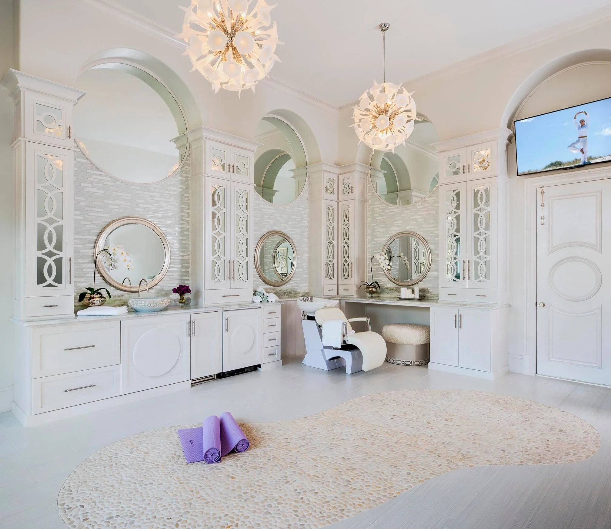 The luxury of having the salon all to yourself. 💜
This private salon doubles as a yoga space, creating a personal retreat for beauty and wellness. Sculptural lighting, mirrored cabinetry and a soft neutral palette lend an airy sense of glamour, whil