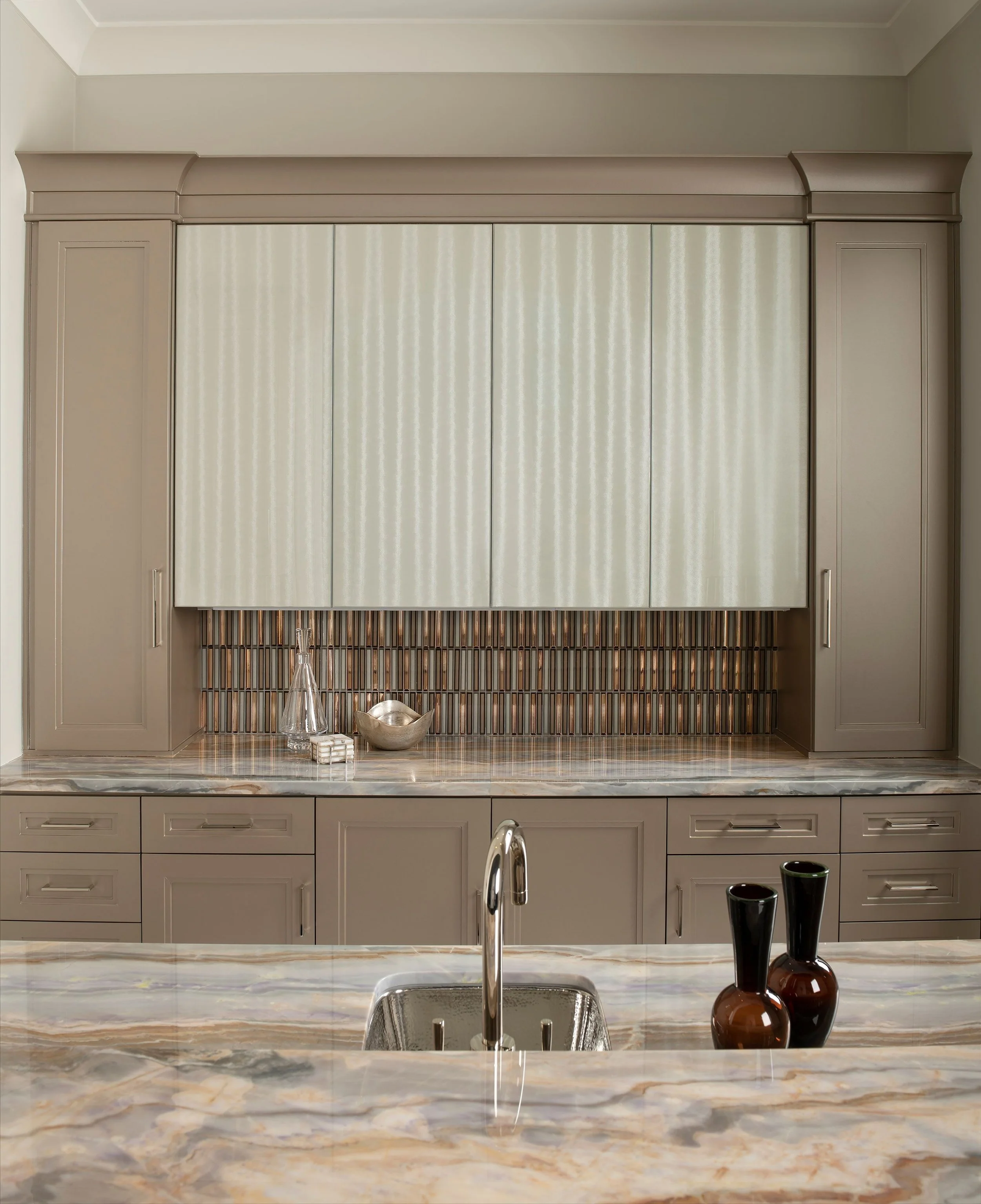 Good taste goes beyond the glass. Layered finishes and a softly shimmering backdrop invite you in for your favorite pour. 🥂
&hellip;
📸: @piassickphoto 
Builder: @sharif_munir 
.
.
.
#dallasdesigngroup #ddg #dallasinteriordesign #luxuryinteriors #lu