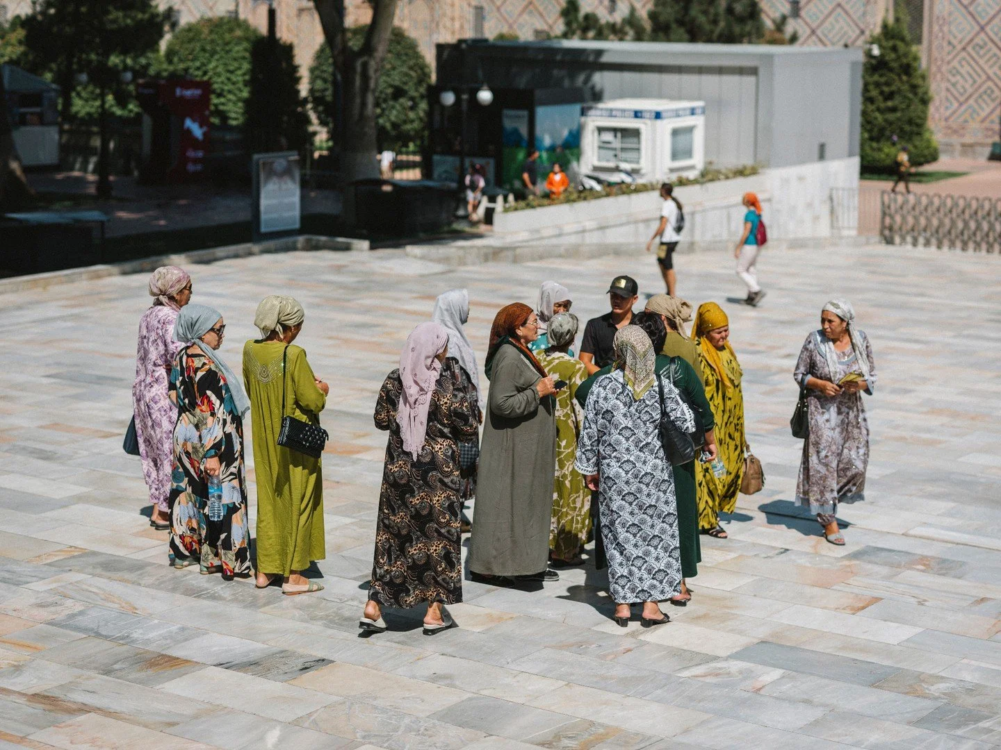 Last summer, I was so drawn to how harmonious these ladies outfits were, like an almost uniform #girlsbandvibes