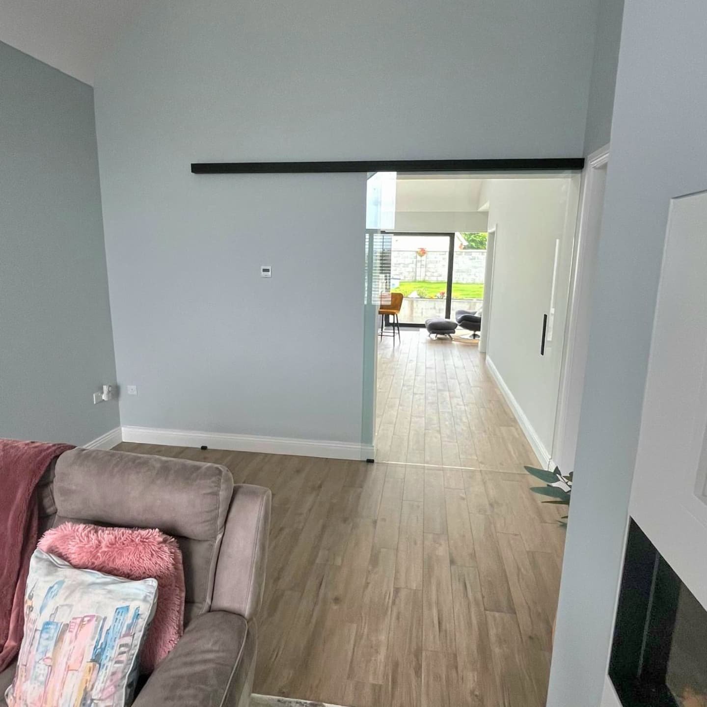 Minimalist sliding door
Frameless glass door on the Klein Europe Unikglass wall mount system.
Would you go for glass in your interiors?💬👇
#naturallight #GlassDoor #SlidingDoor #minimal