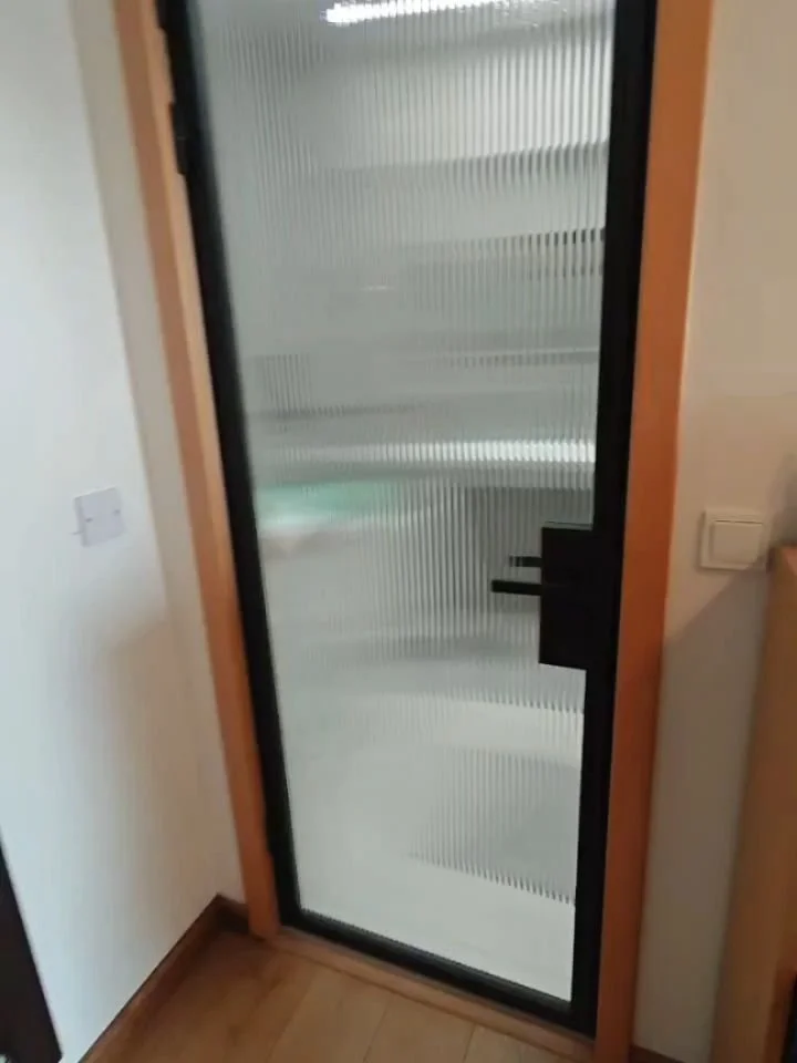 Ensuite bathroom door. Glazed with premium acoustic fluted glass from @idealstoneandglass to lower those "bathroom acoustics" 💨

#toiletdoor #flutedglass #steeldoor #poopcoustics