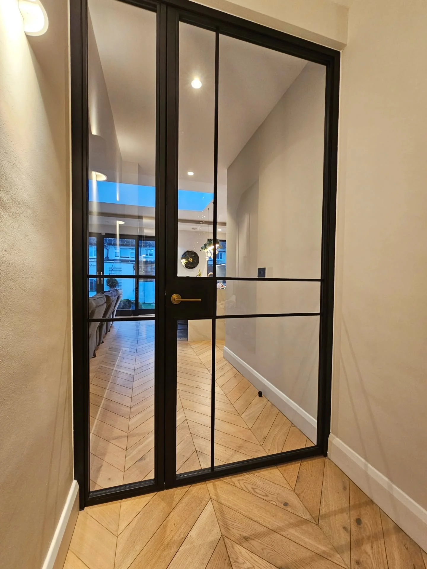 Perfectly framed. Ultra-slim glazing bars, Trentino handles, and a seamless transition from hall to kitchen

#luxuryinteriors #steeldesign #modernarchitecture #interiorgoals #glassdoor