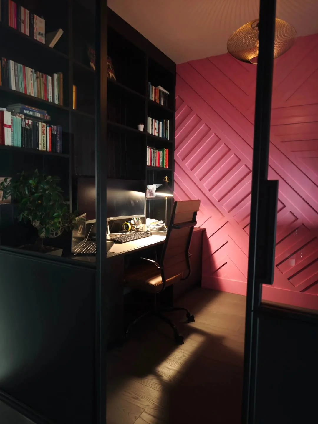 When I take my work home, I do it in style. I used our RPSteel 50 acoustic range for my home office&mdash;still as beautiful as our classic frames, but significantly more silent (35dB reduction).

​#HomeOfficeDesign #SteelAndGlass #InteriorDesign #Wo