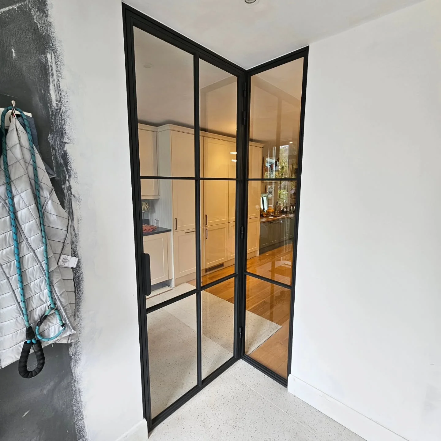 Loving this new kitchen entrance door and corner detail! Natural light now pours straight into the kitchen, really opening up the space. Can't wait to see the final result. 

#steeldesign #cornerdetail #interiordesign #homemakeover #blacksteeldoor #g