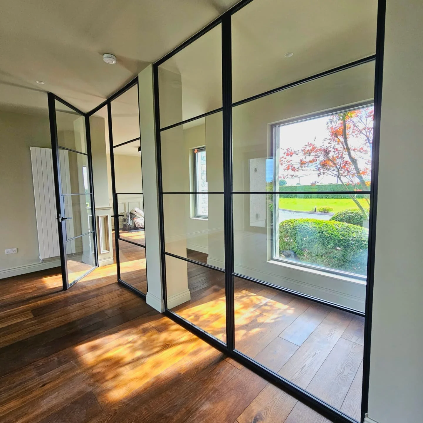 The final piece of a stunning renovation by @westwood_construction.

Steel double swing doors with matching symmetrical fixed wall. They look amazing and let sunshine pour right into the living room.

Loving how bright and open this home feels! 🏡

#