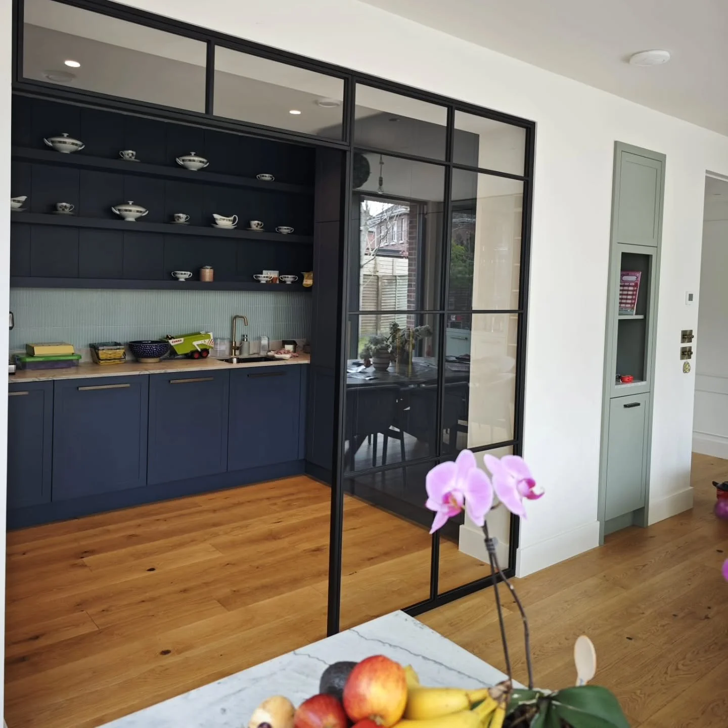Steel frame room divider.

Final piece of this kitchen renovation, creating a clear division between the two spaces, while maintaining an open feel and clear unobstructed walkway in and out

Design by @fionadaveydesign

#steeldesign #interiordesign #