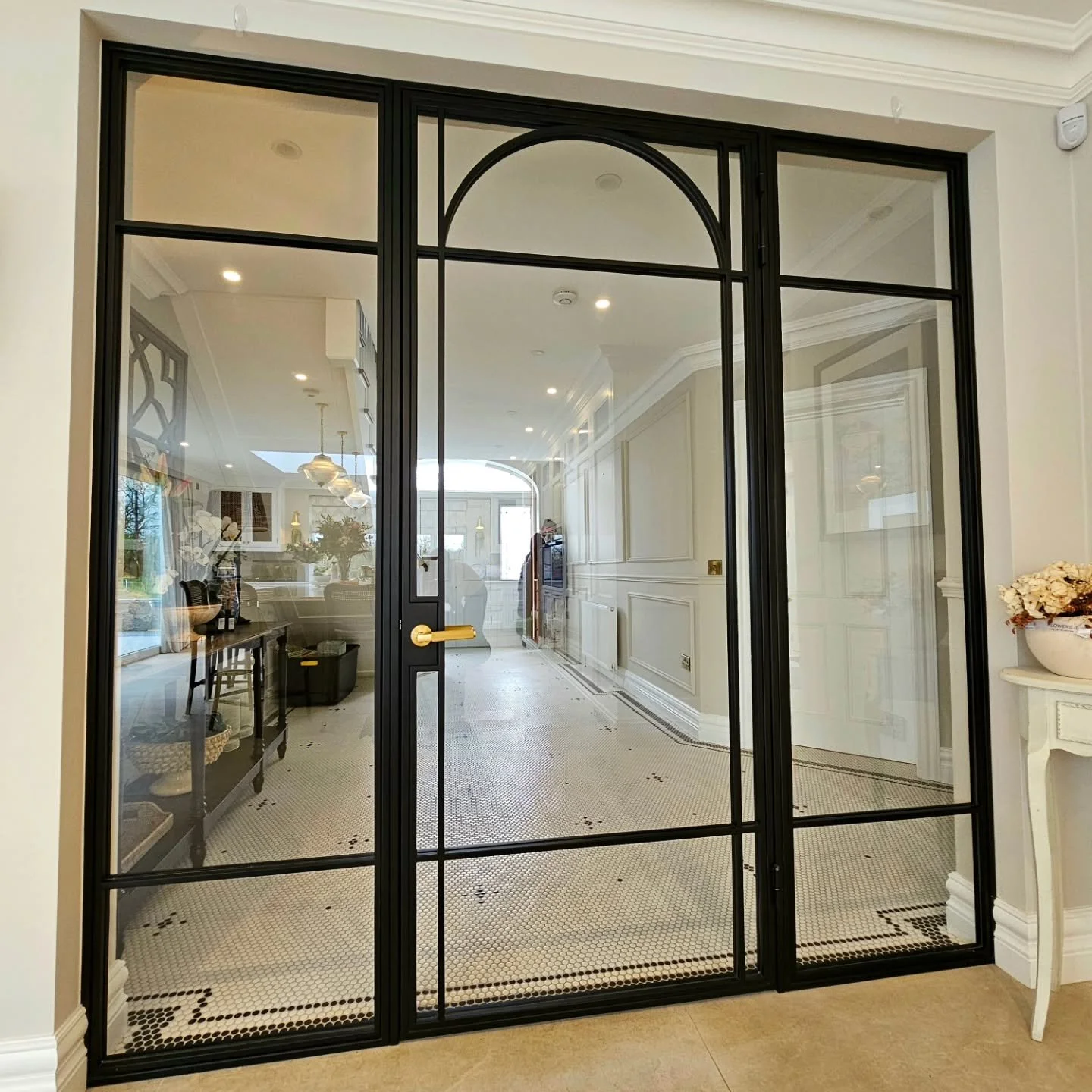 A statement entrance designed to leave a lasting impression.

From the Arade collection, this exceptional entrance door blends craftsmanship and contemport elegance.

Finished with @carlislebrass ironmongery, every detail has been carefully considere