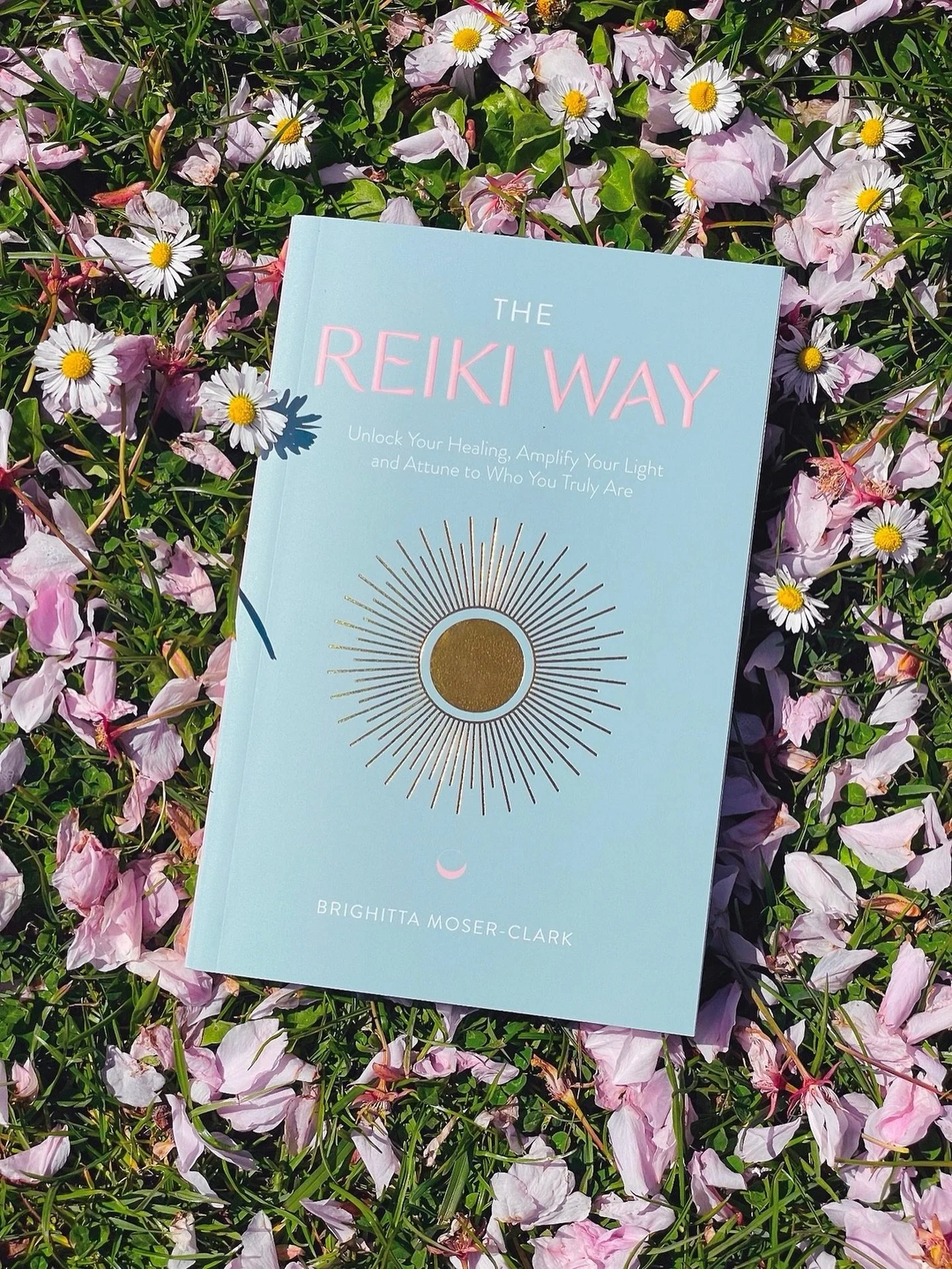 Here&rsquo;s a lil meditation for you lovely...just breathing in and out and focusing on these words will help you feel connected, centred, and present again (from page 115 of The Reiki Way)...
⠀⠀⠀⠀⠀⠀⠀⠀⠀
Place a hand on your heart, with the other on 