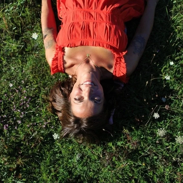 Hello love ~ lots of new people have connected here recently, so I thought I&rsquo;d introduce myself 👋 
⠀⠀⠀⠀⠀⠀⠀⠀⠀
I&rsquo;m a Reiki Teacher and Sound Therapist, mostly supporting women who are on the verge of answering a deep calling. My clients ar