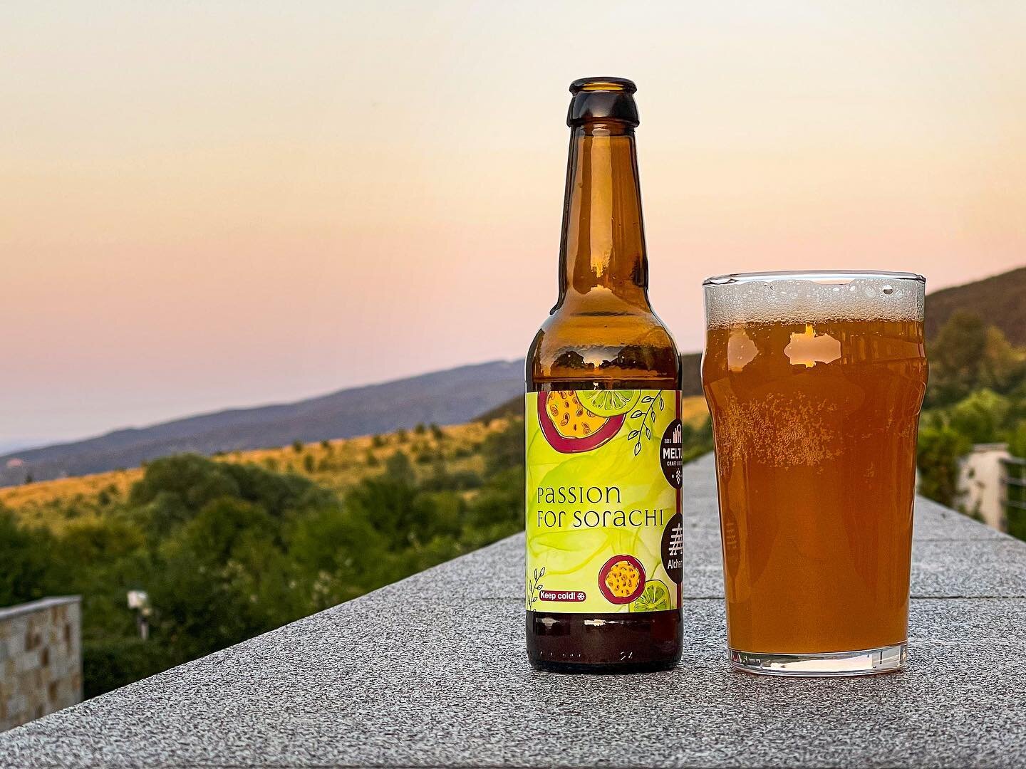 Опитахте ли Passion for Sorachi?

Колаборацията ни с @meltumbrewery е топ охмелен Berliner Weisse с маракуя, кафиров лайм и лимонена трева. 

А хмелът? Sorachi Ace и Cashmere 😎

#craftbeerlove #collaboration #berlinerweisse #bulgariancraftbeer #theb