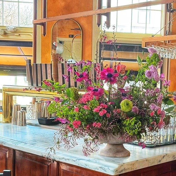 @sweetwatersbtv is back! Some spring blossoms for their opening. Thank you @greenmountainfloralsupply for the lovely Dutch blooms.