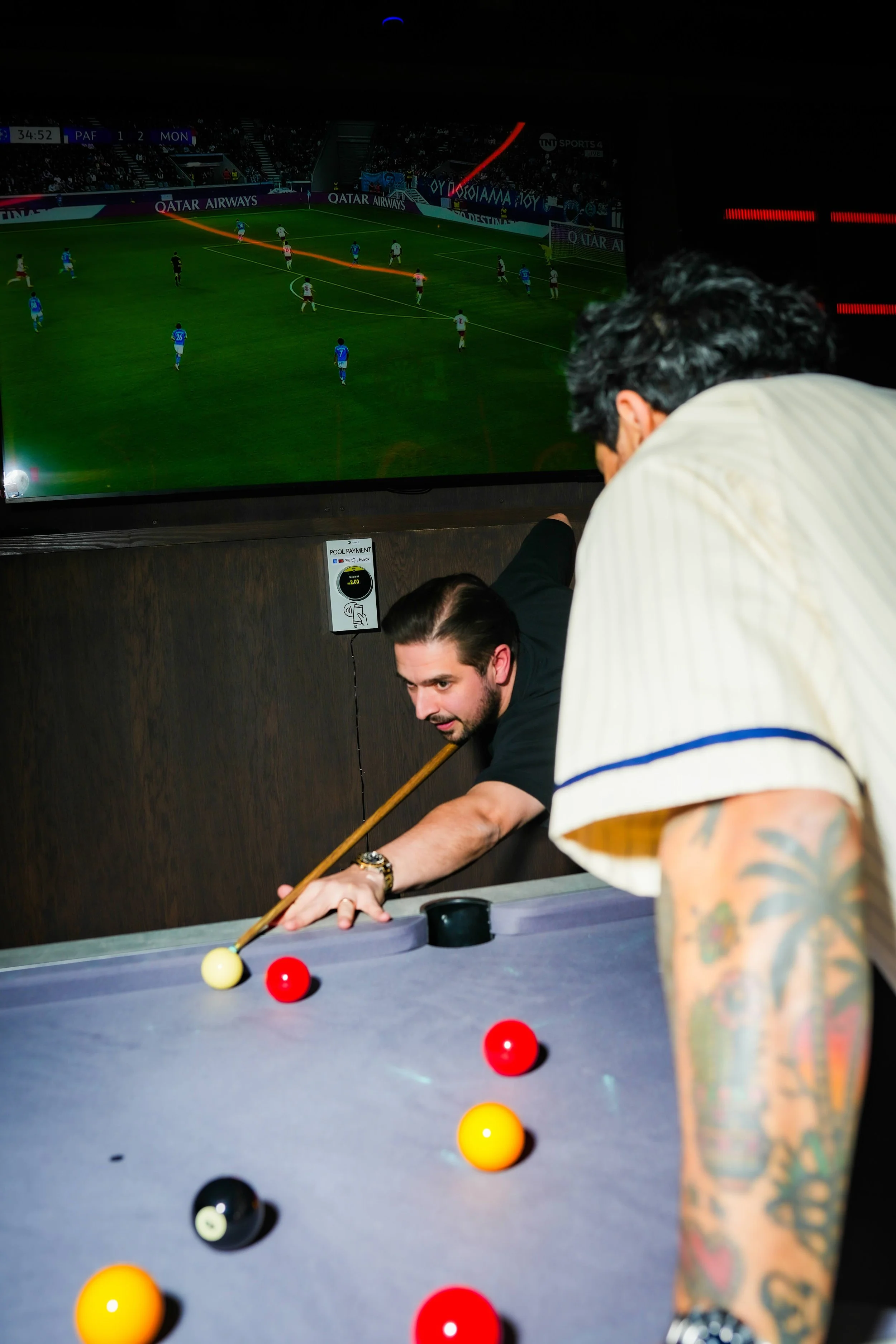 Salon Liverpool - Playing Pool