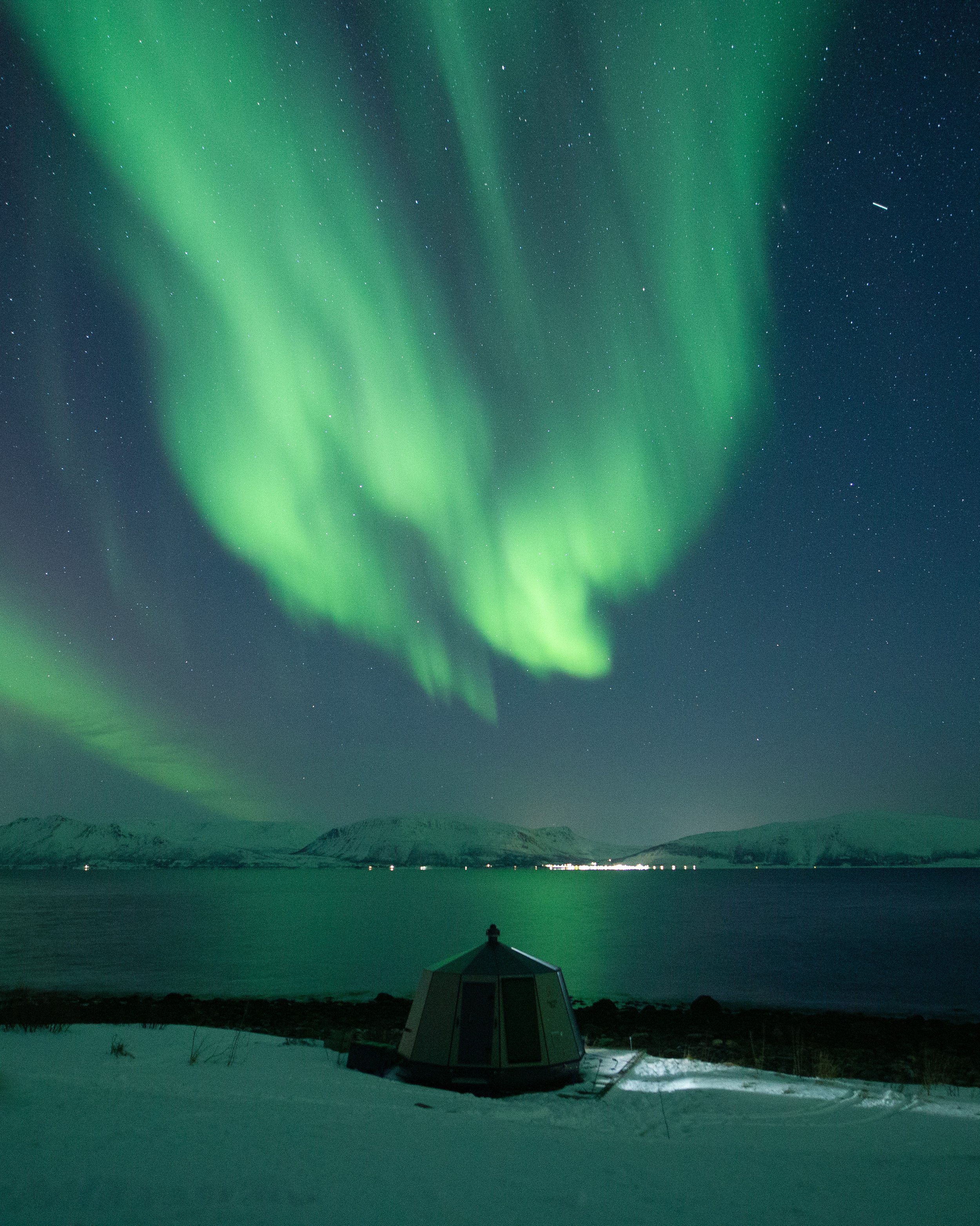 Aurora+hut+with+northen+light+over+the+fjord.jpeg