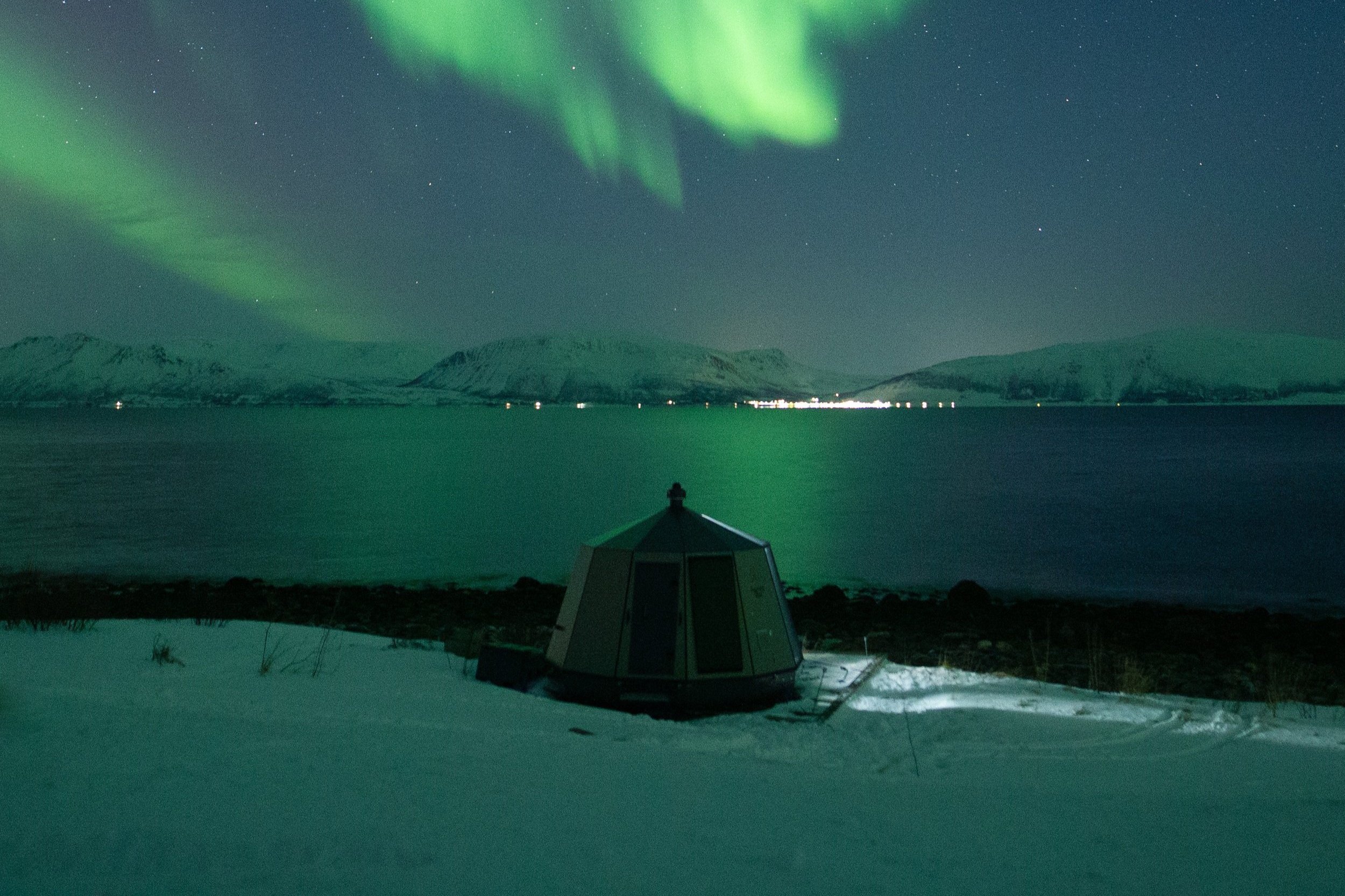 Aurora+hut+with+northen+light+over+the+fjord.jpg