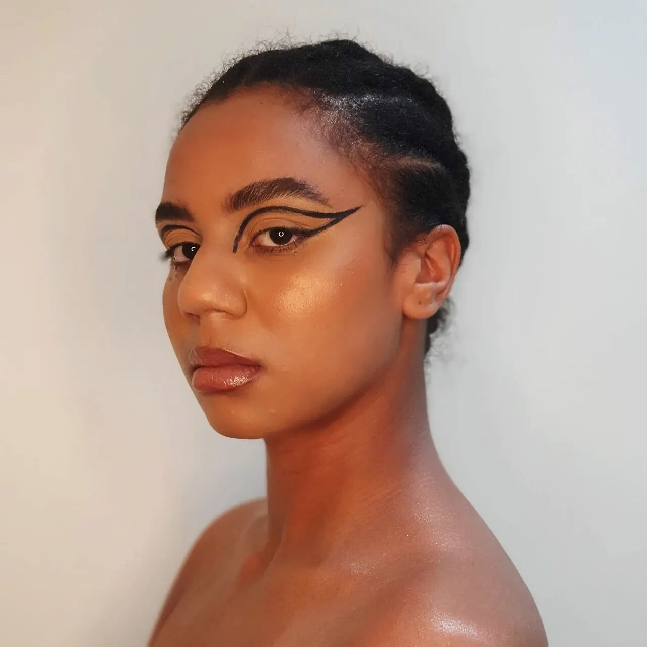 Liner that can slice! 🔪🔪
.
Model @lauren.demir
Mua @createdbynana
.
#editorialmakeup #createdbynana #creativemakeup #lfw2022 #londonmua #fashionmakeup #creatives #glowyskin #glassskin