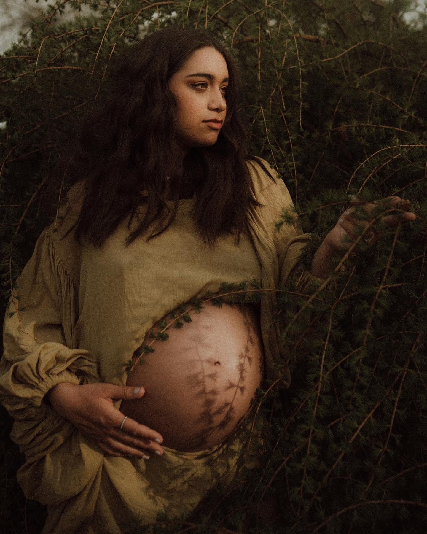 I hope the spring brought you sun that warmed you between the cutting breeze and budding trees to remind you new seasons of life are rolling in. Treasure. 

#kentmaternityphotographer #londonmaternityphotographer #kentfamilyphotographer