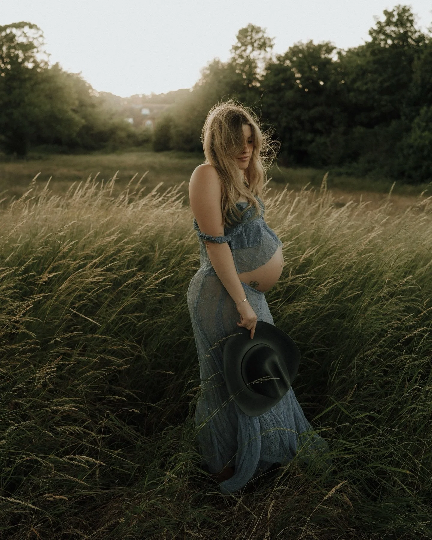Jade, her son &amp; her daughter in utero 🤍

A western maternity session in the wild floral outback of Canterbury 🤍🌾